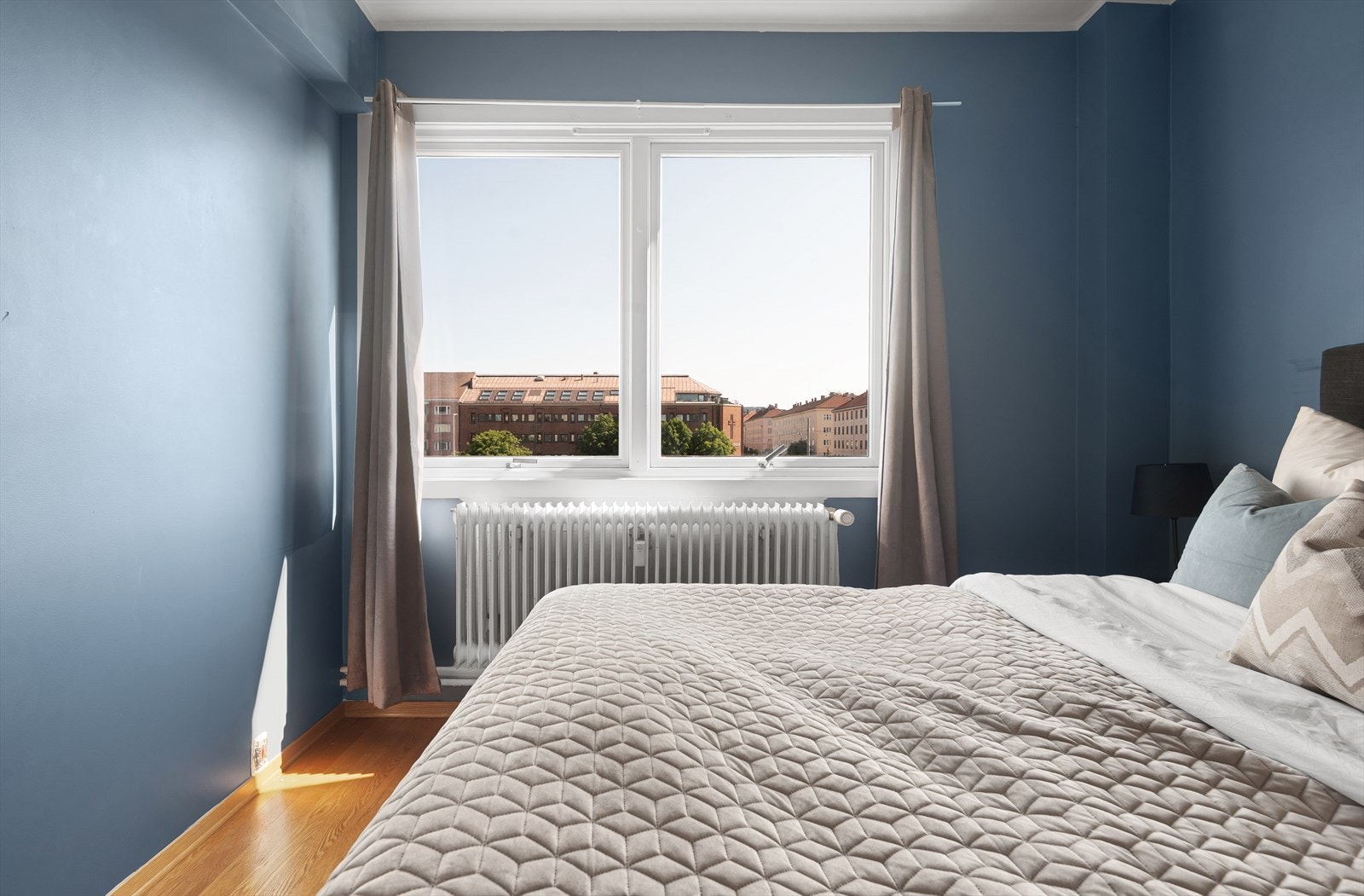 De store vindusflatene slipper inn mye lys Galleribilde