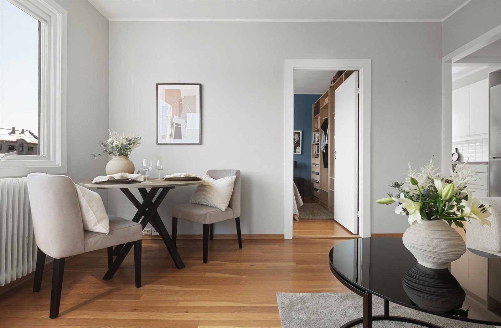 Stuen har en praktisk utforming med plass for flere sittesoner Galleribilde