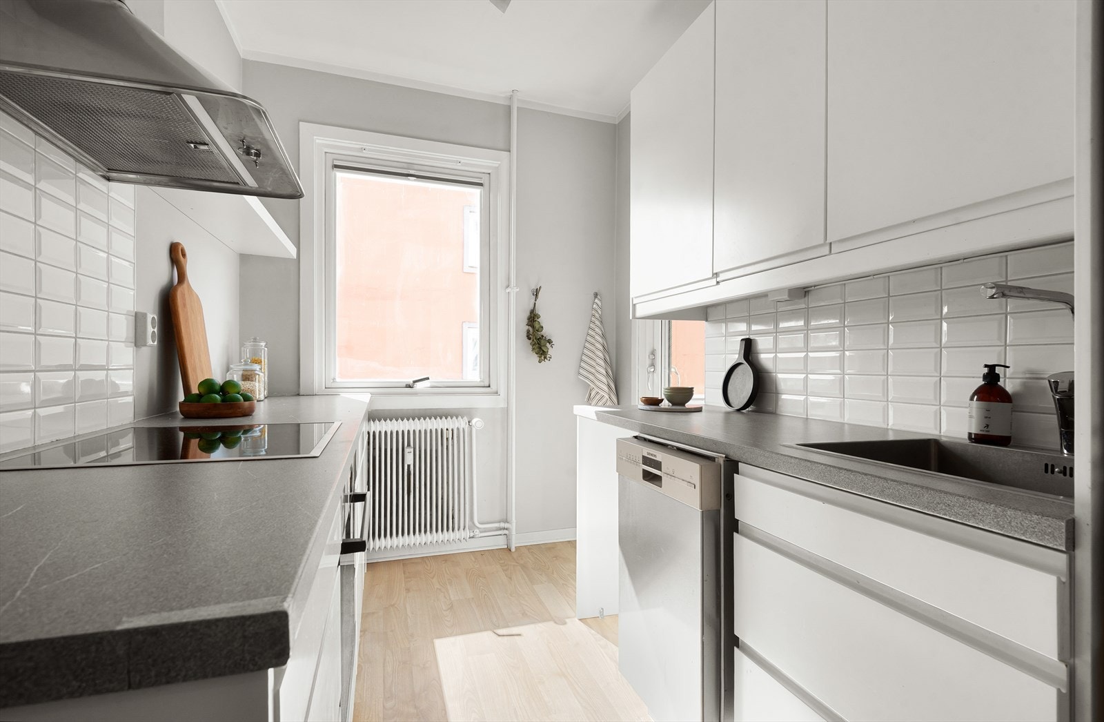 Moderne kjøkkeninnredning fra 2017 med glatte fronter på under- og overskap Galleribilde