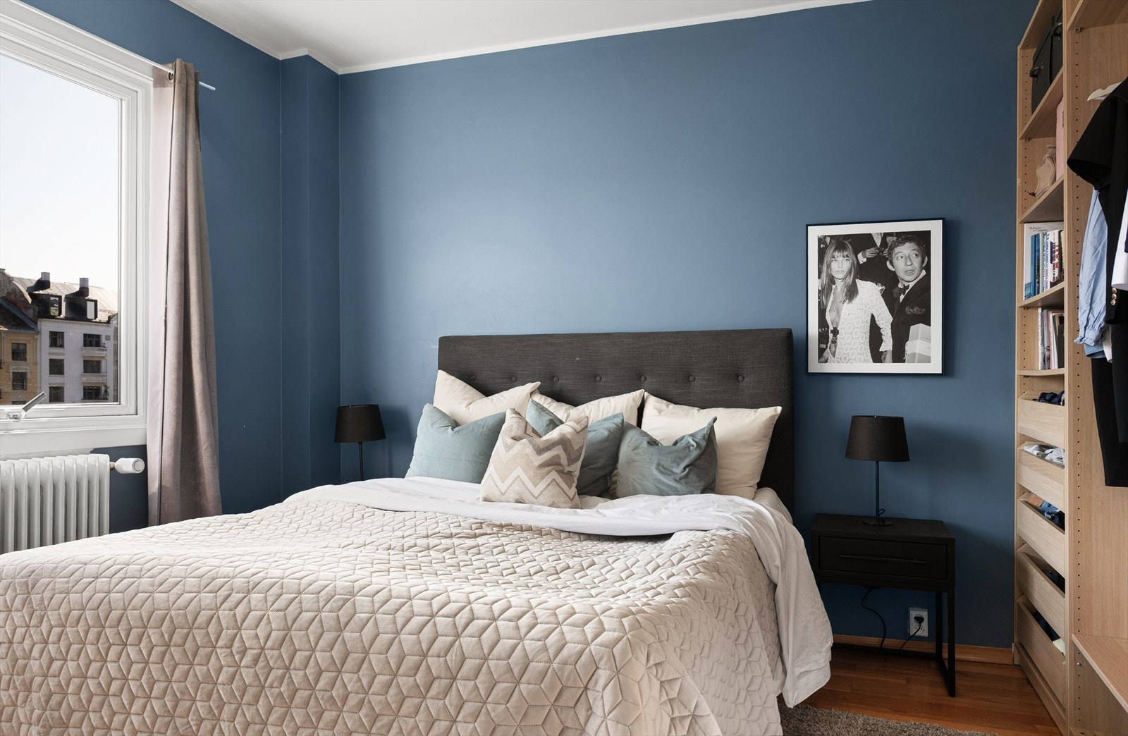 Det er også radiator tilknyttet felles anlegg på soverommet Galleribilde