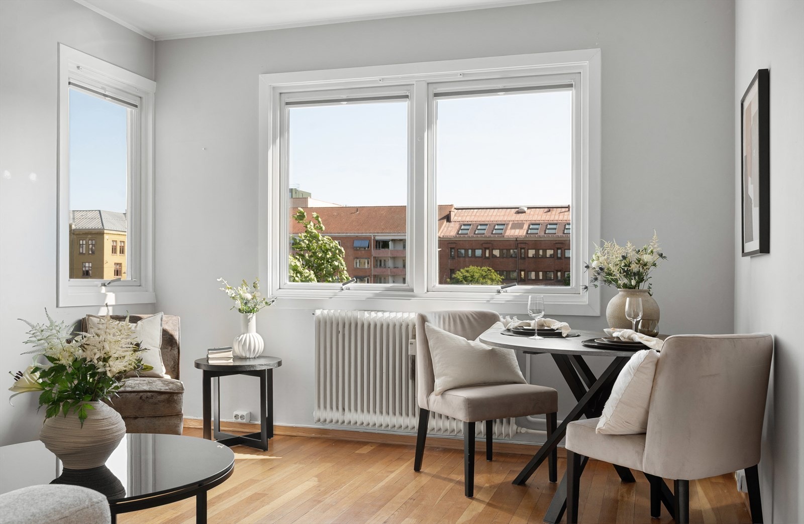 Boligen har plissegardiner i vinduene i stuen Galleribilde