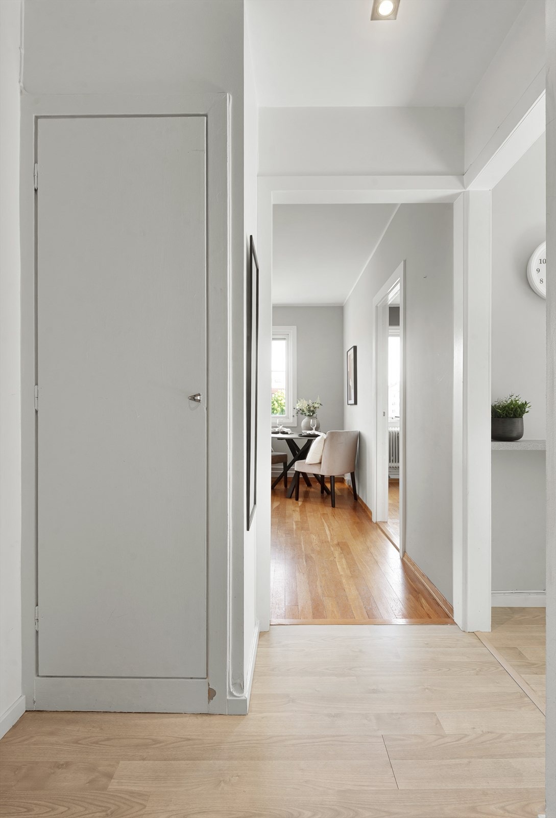 I entre har man en integrert bod/skap til oppbevaring av yttertøy. I tillegg til kjellerbod på 6kvm Galleribilde