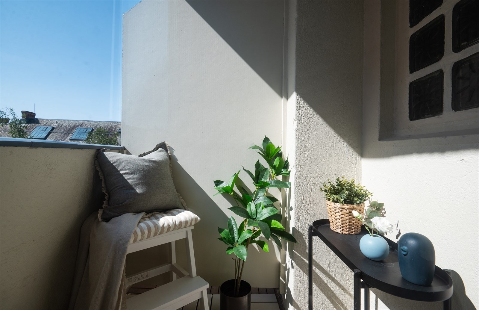 En lys og romslig 2-roms hjørneleilighet med balkong Galleribilde