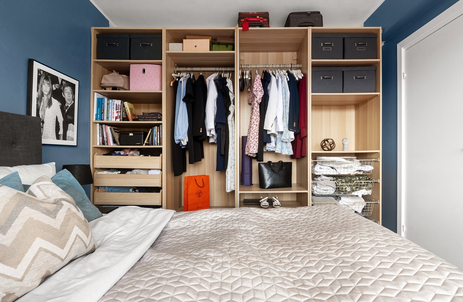 Plass for både dobbeltseng og stor garderobeløsning Galleribilde