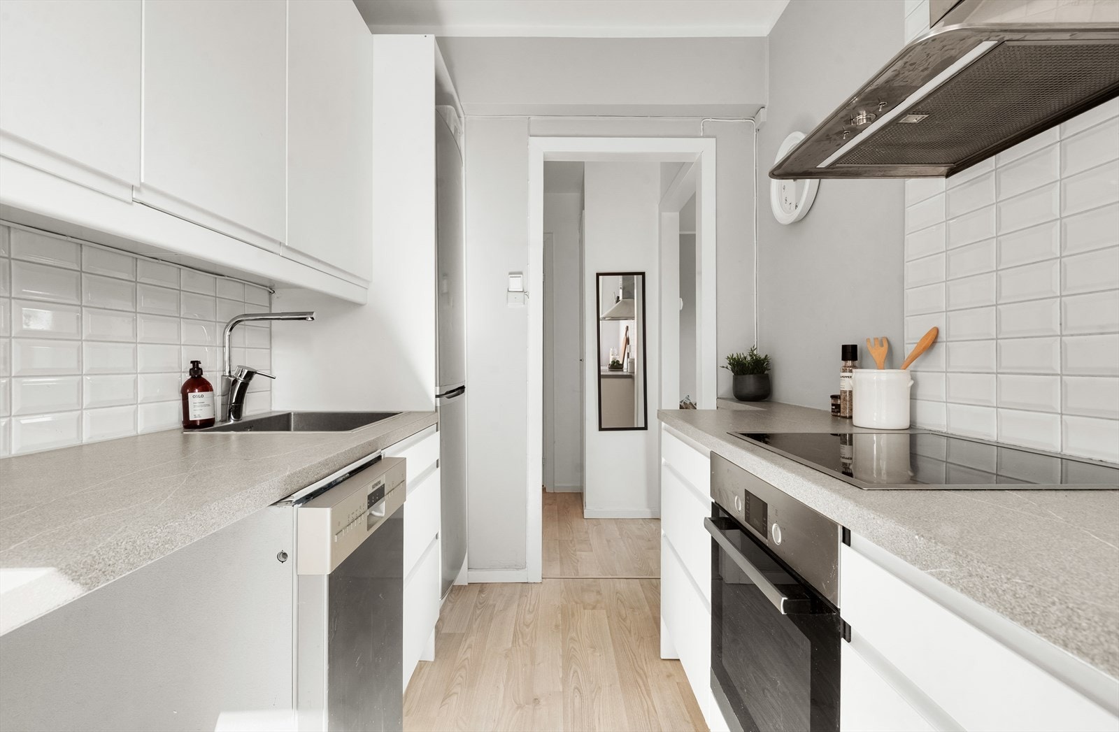 Kjøkkenet har fliser mellom benkeplate og overskap. Spotter i tak. Galleribilde