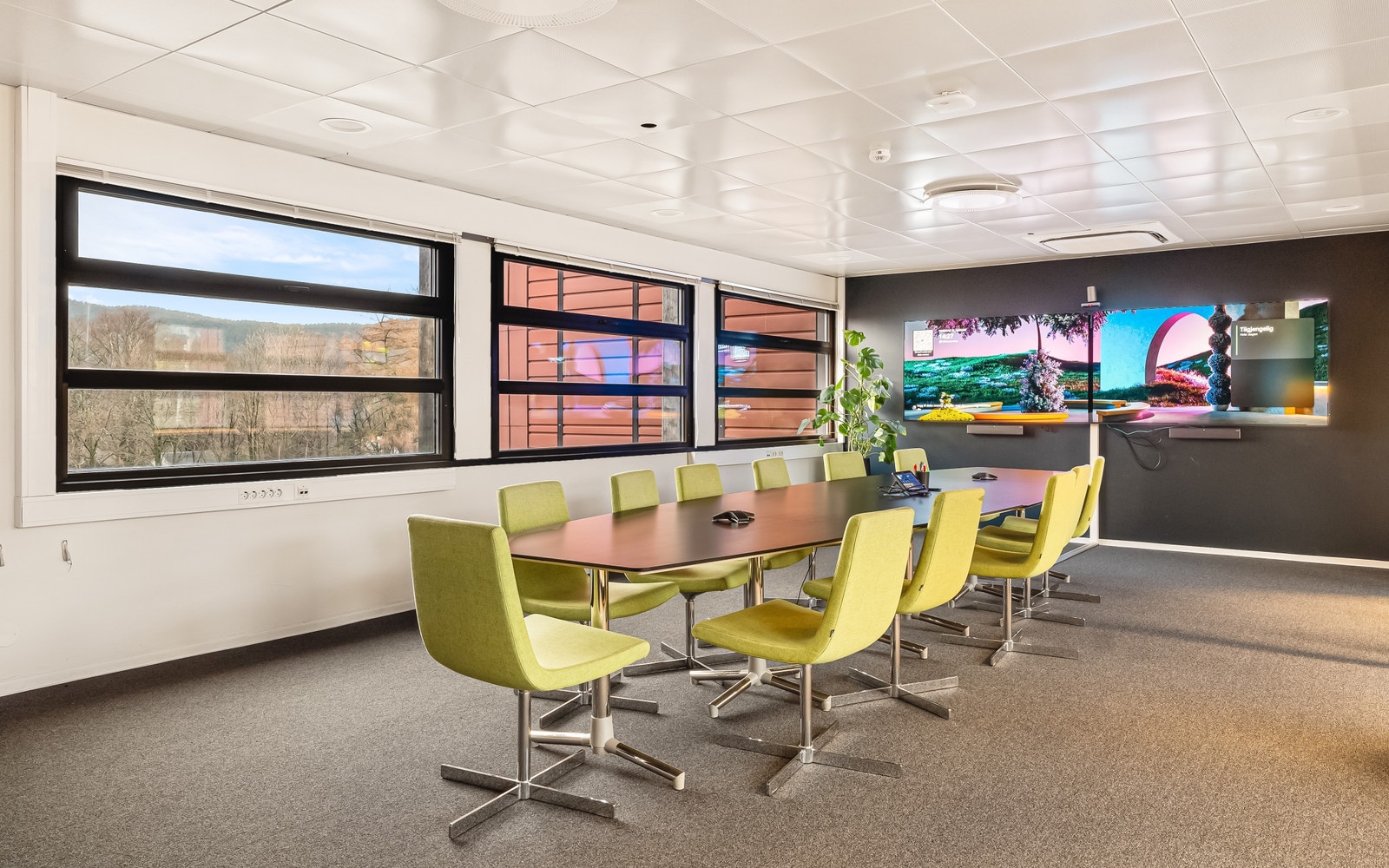 Når samarbeidet skjer tett – her får du møterom som en naturlig del av arbeidsplassen. Galleribilde