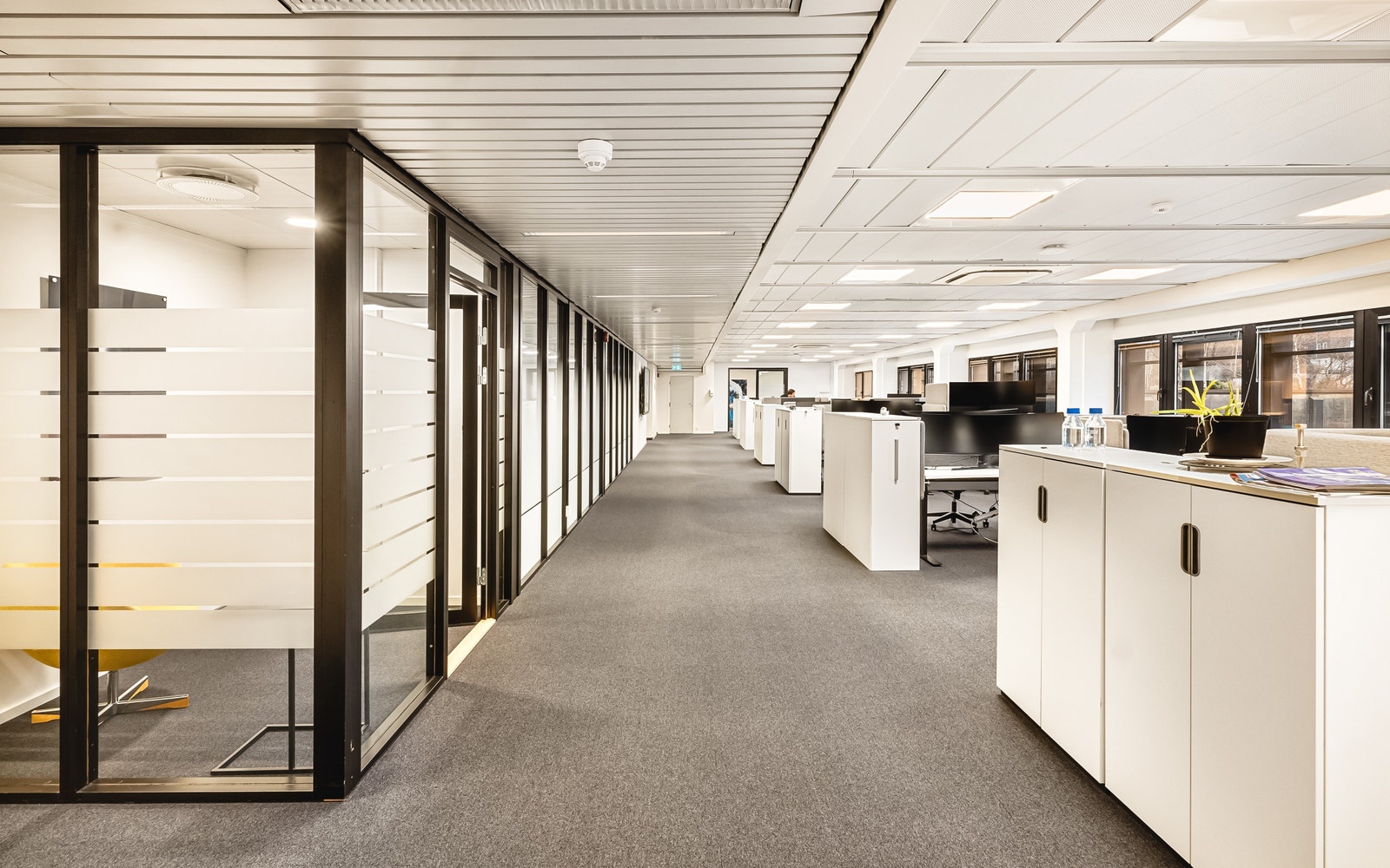 Stillerom og åpent kontorlandskap Galleribilde