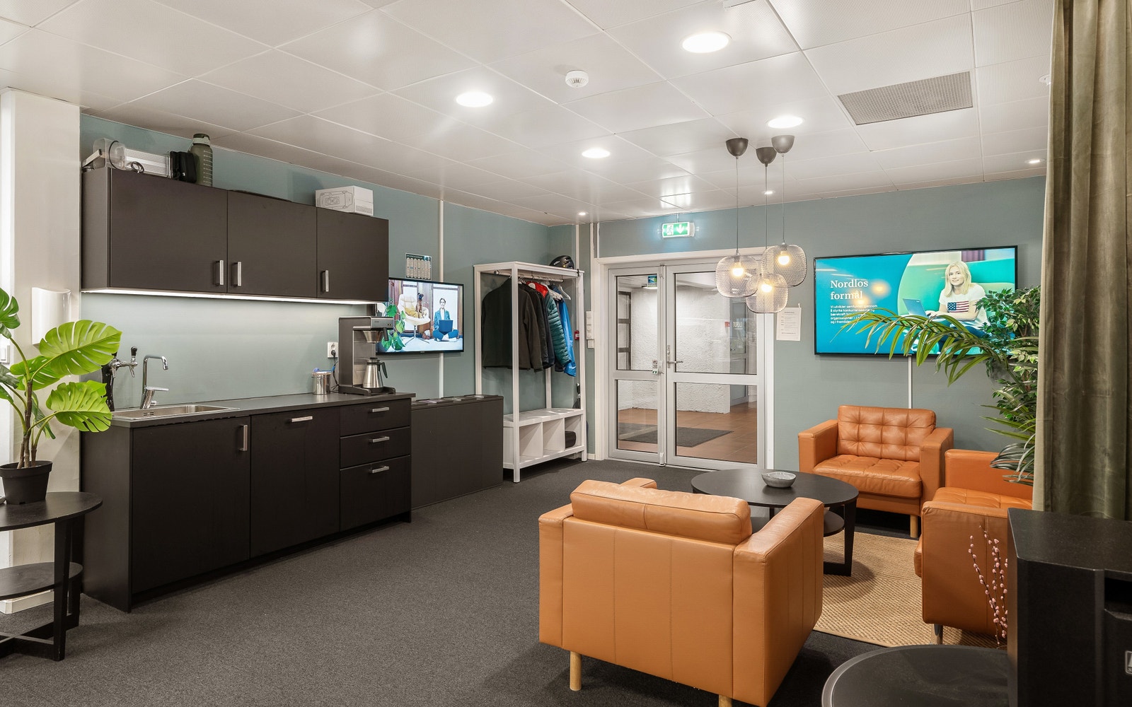 Et godt kontor handler ikke bare om skrivebord – her er lune sone for uformelle møter og små pauser i hverdagen. Galleribilde