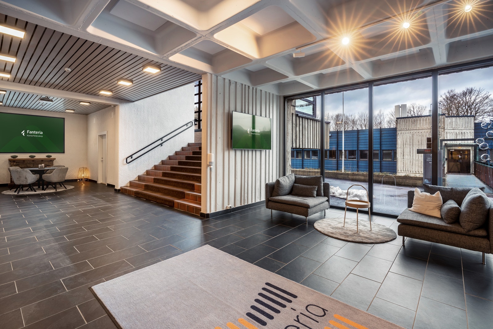 Moderne og ryddig inngangsparti der gjester enkelt finner frem – en fellesløsning som fungerer godt for alle leietakere. Galleribilde