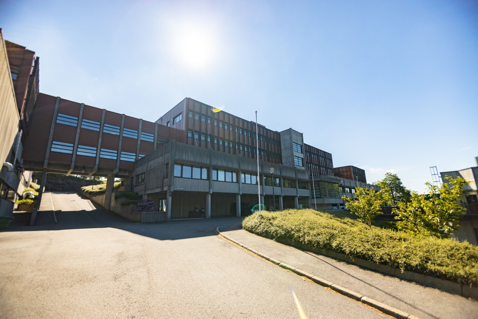 Velkommen til Fanteria
Et fleksibelt og moderne kontorbygg på Fantoft – med plass til både gründeren og storbedriften. Her får du rimelige lokaler, fullservice, og en beliggenhet tett på Bybanen. Galleribilde