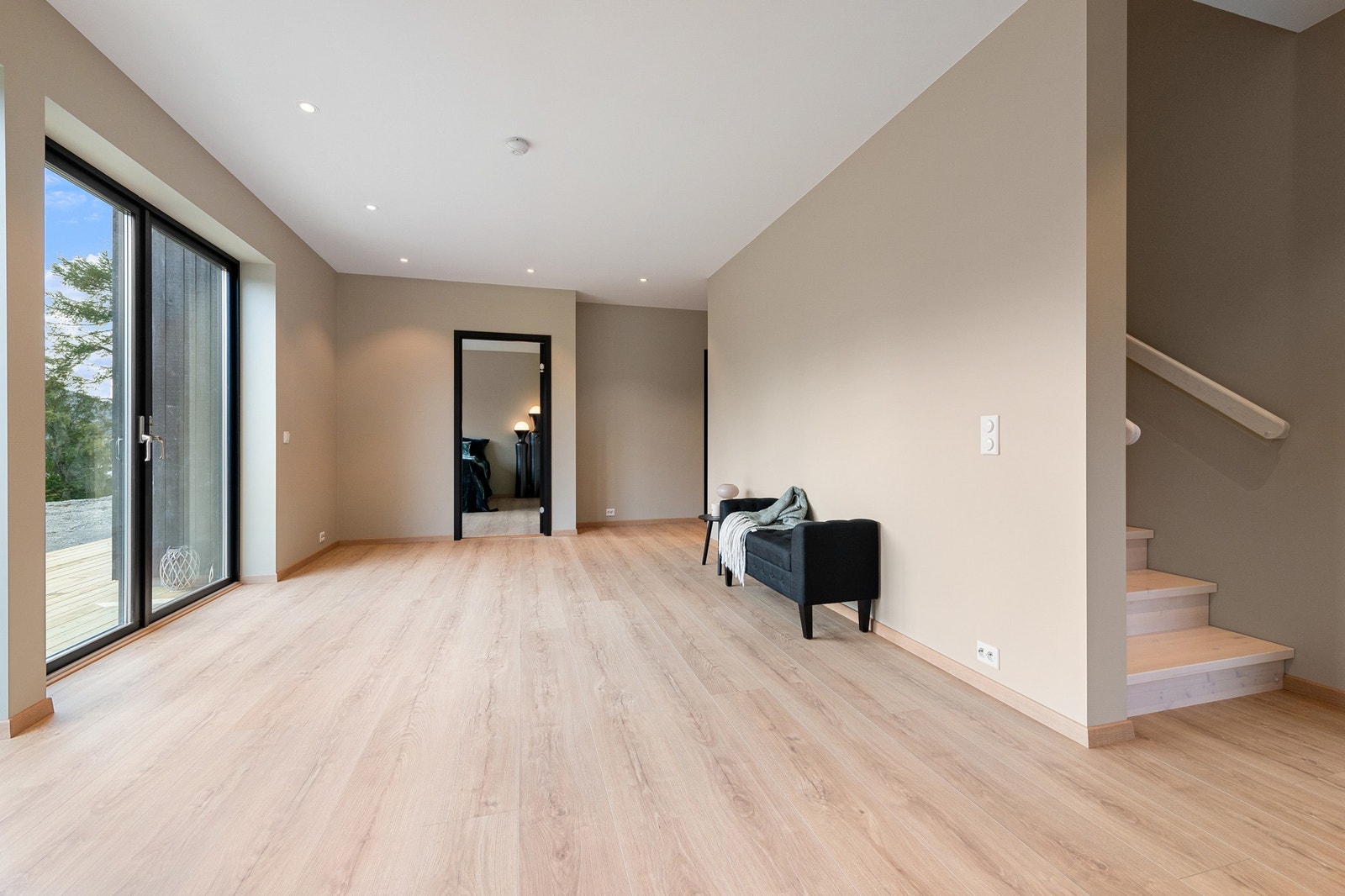 Romslig stue og åpen løsning med trapp opp til 2. etasje Galleribilde