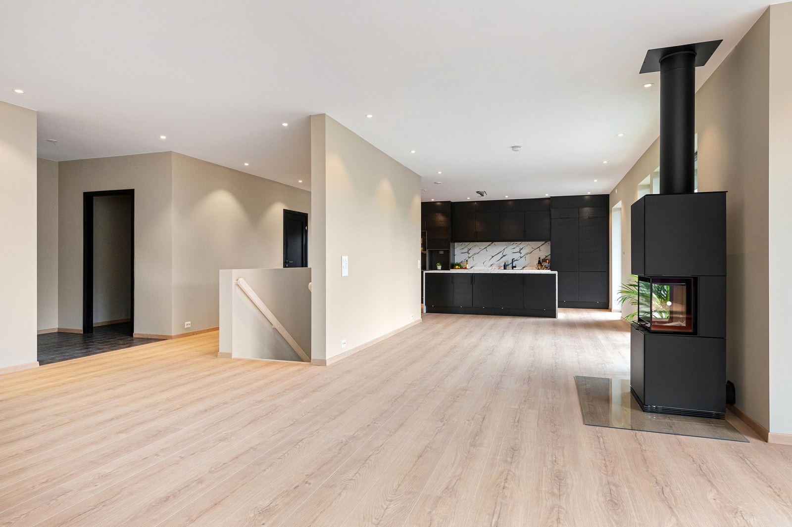 Åpen løsning mellom stue og kjøkken gir god romfølelse Galleribilde