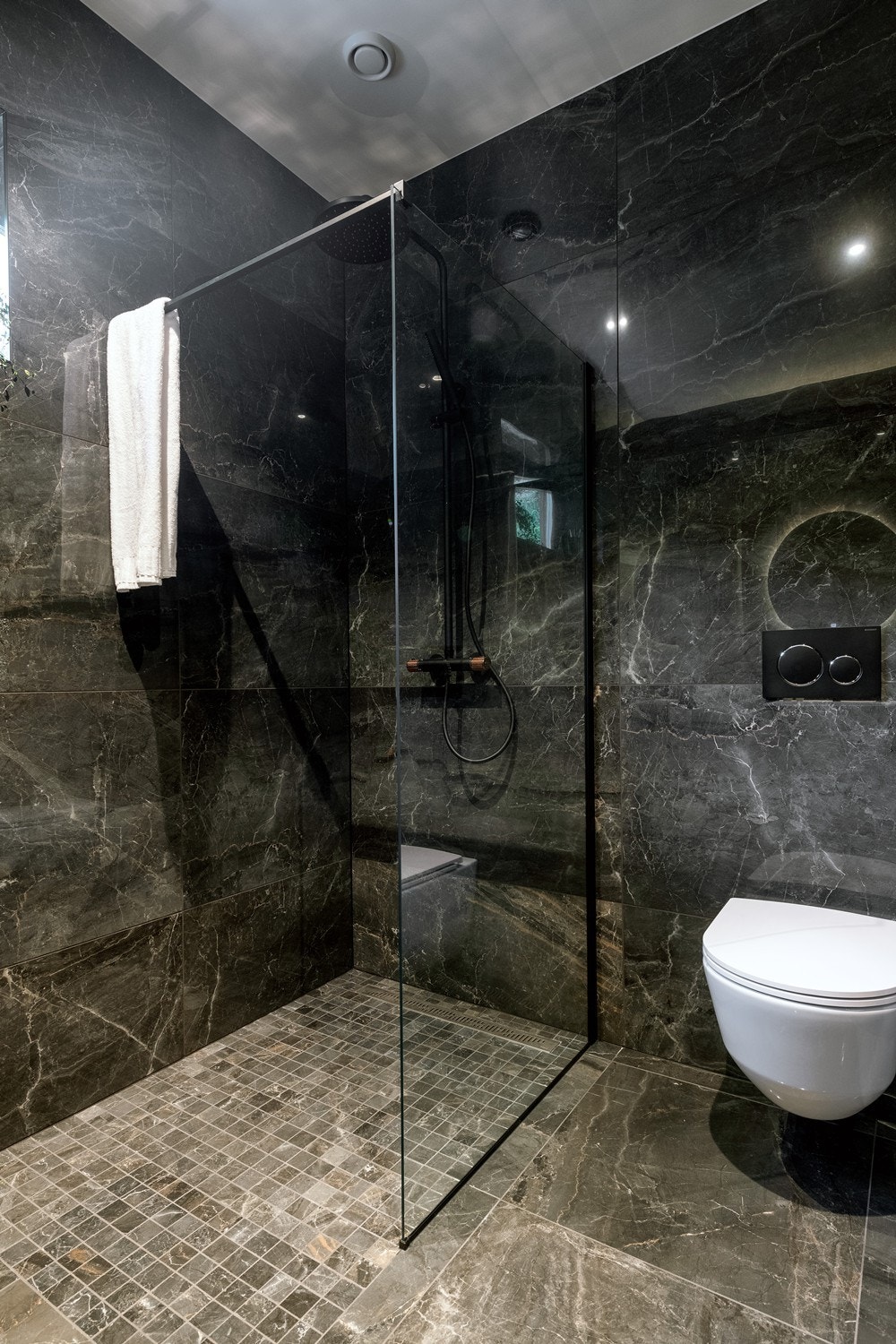 Moderne dusjløsning med glassvegg Galleribilde