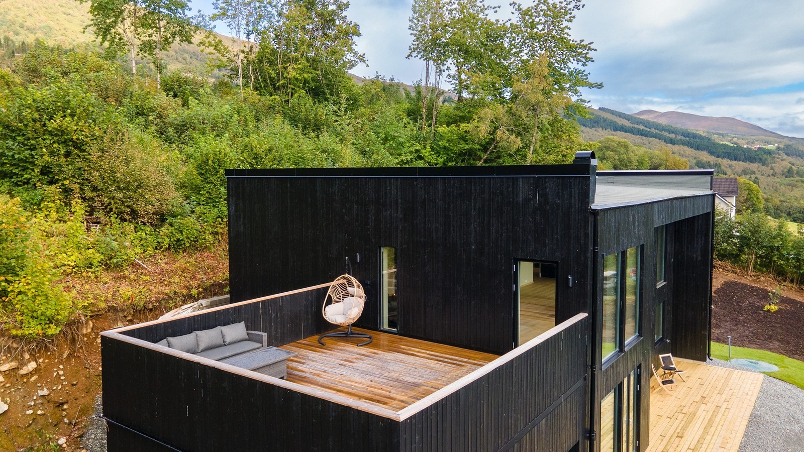 Romslig terrasse på ca. 34 m² - perfekt for sosiale stunder og avslapning på herlige sommerdager Galleribilde