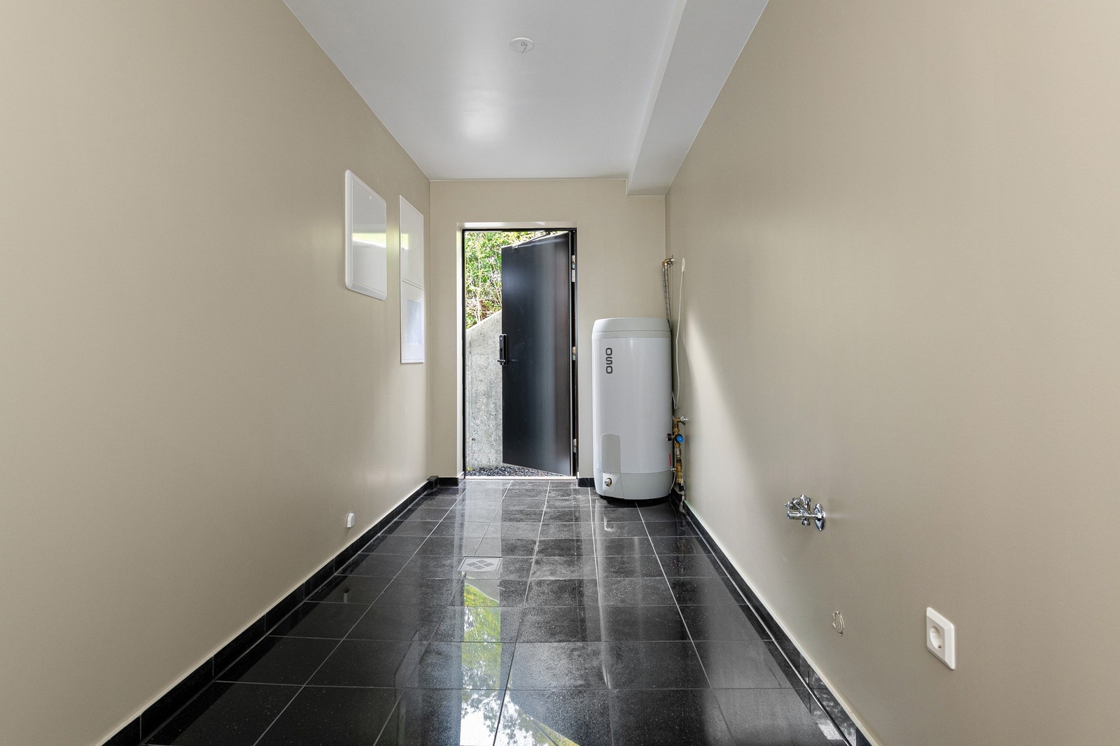 Gang som fører videre til garasjen Galleribilde