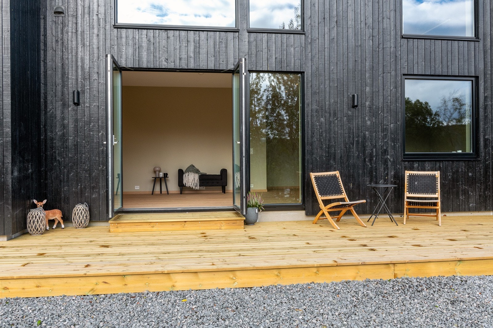 Direkte utgang fra stuen til terrassen Galleribilde