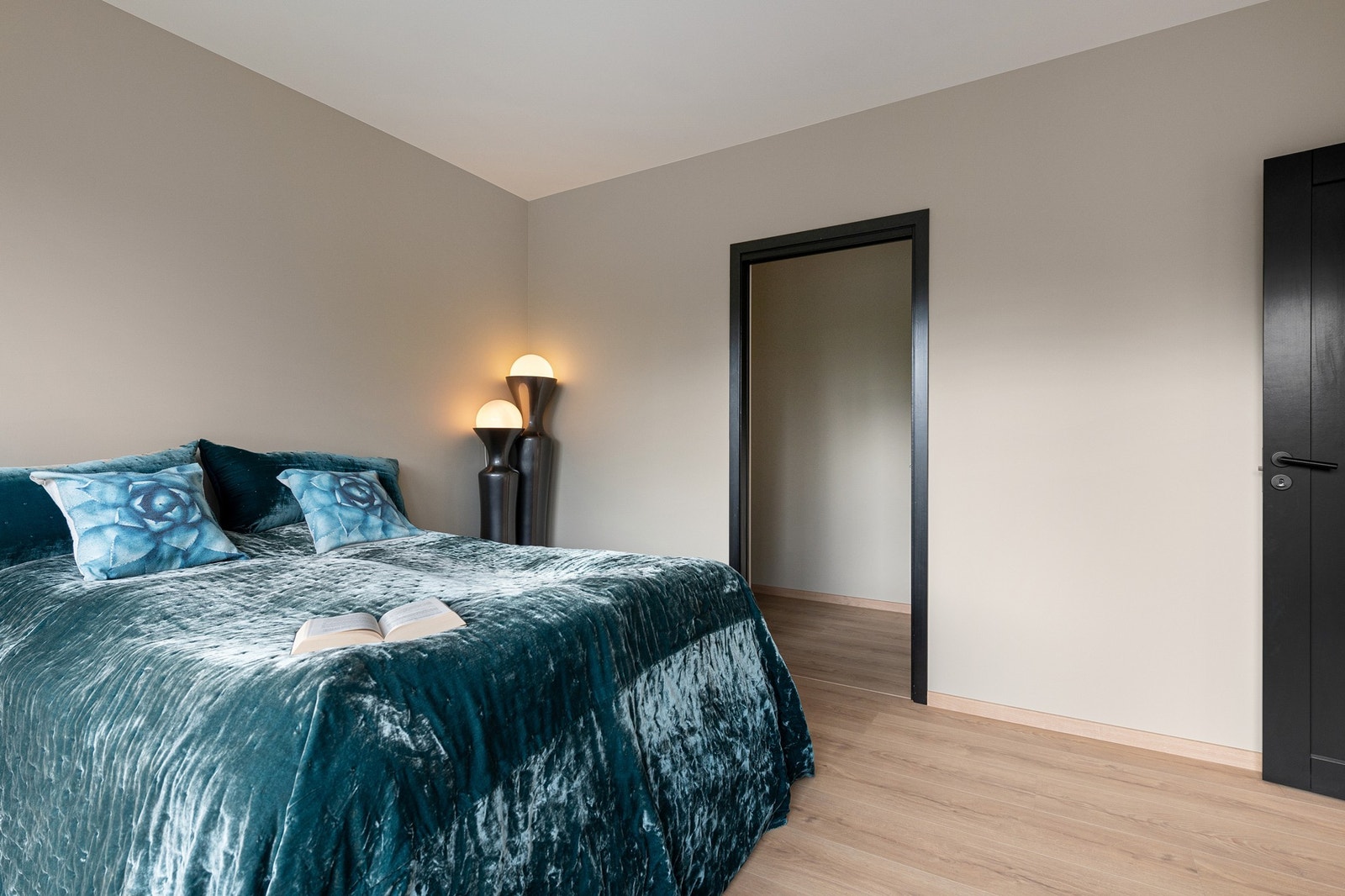 Soverommet har god plass til dobbeltseng og walk-in garderobe Galleribilde