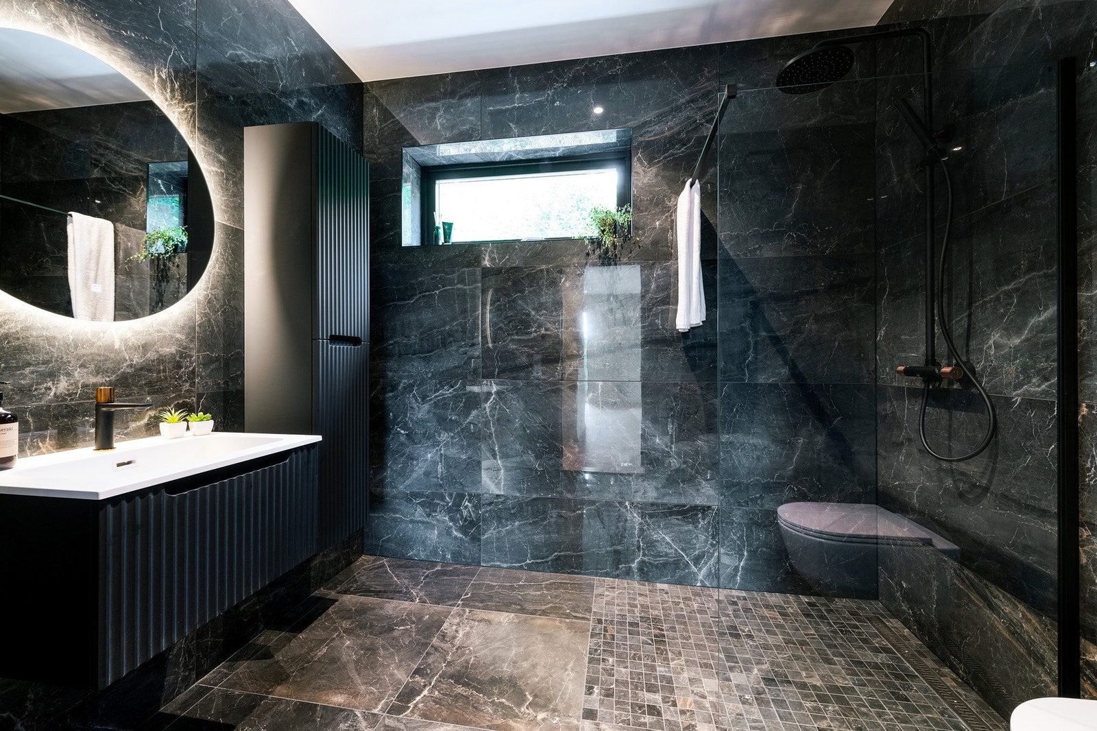 Lekkert flislagt bad med varmekabler i gulvet Galleribilde