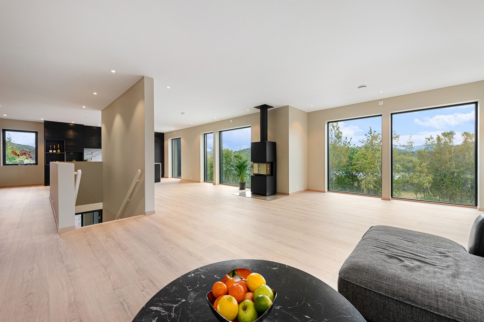 Lys og moderne stue med store vindusflater Galleribilde