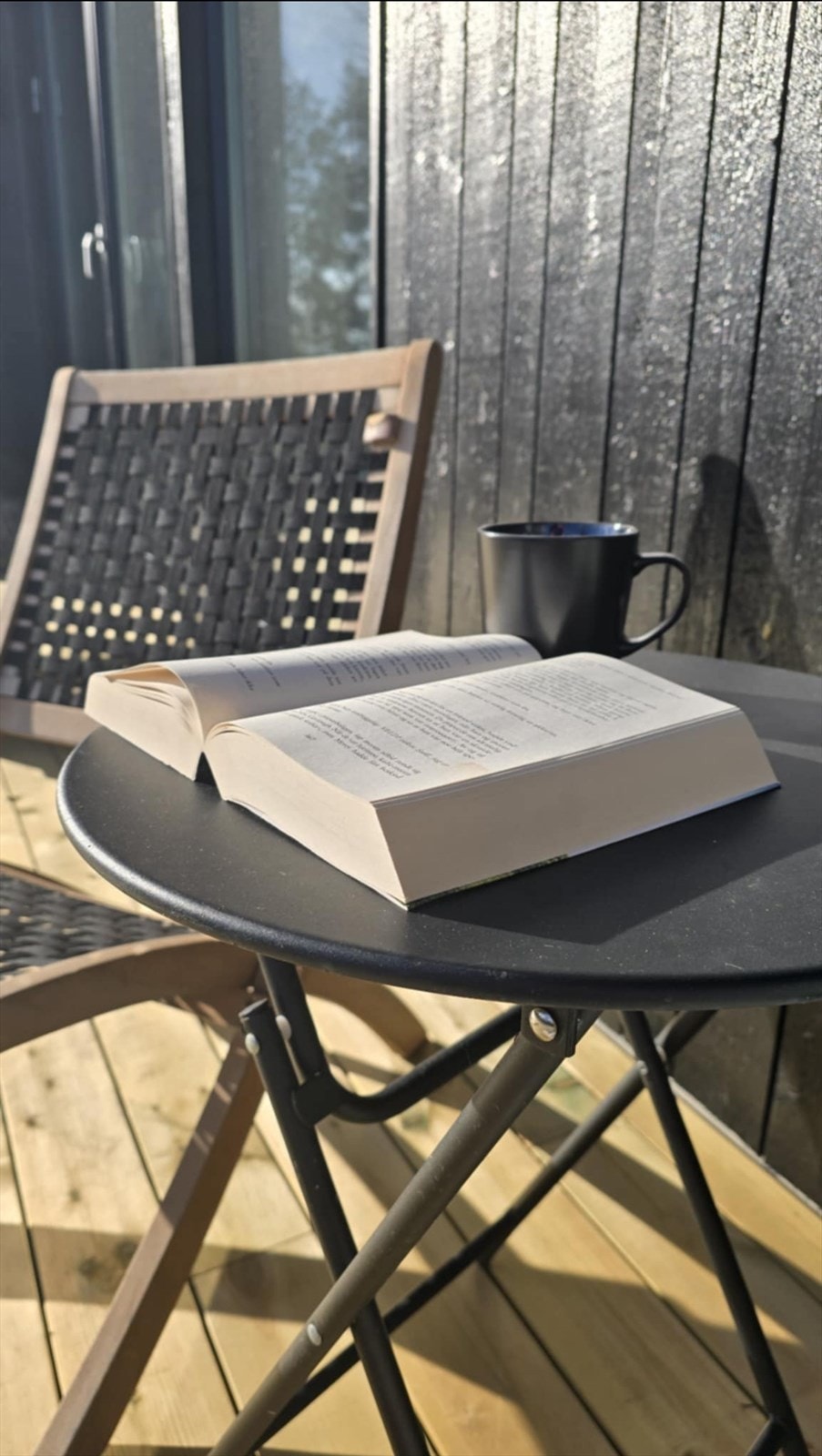 Finn hvilepulsen med en kopp kaffe og en god bok Galleribilde