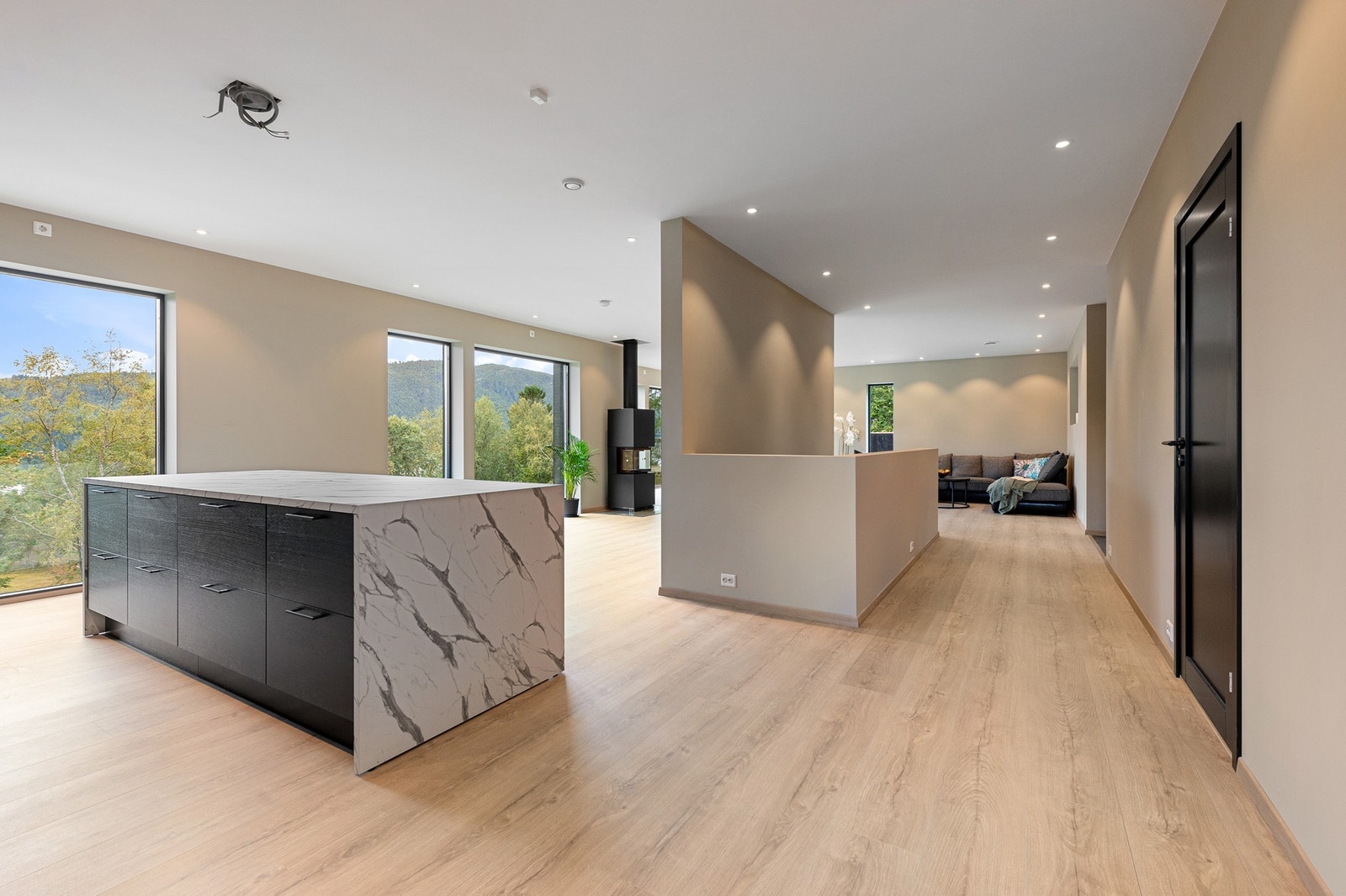 Laminatgulv og spotter i tak Galleribilde