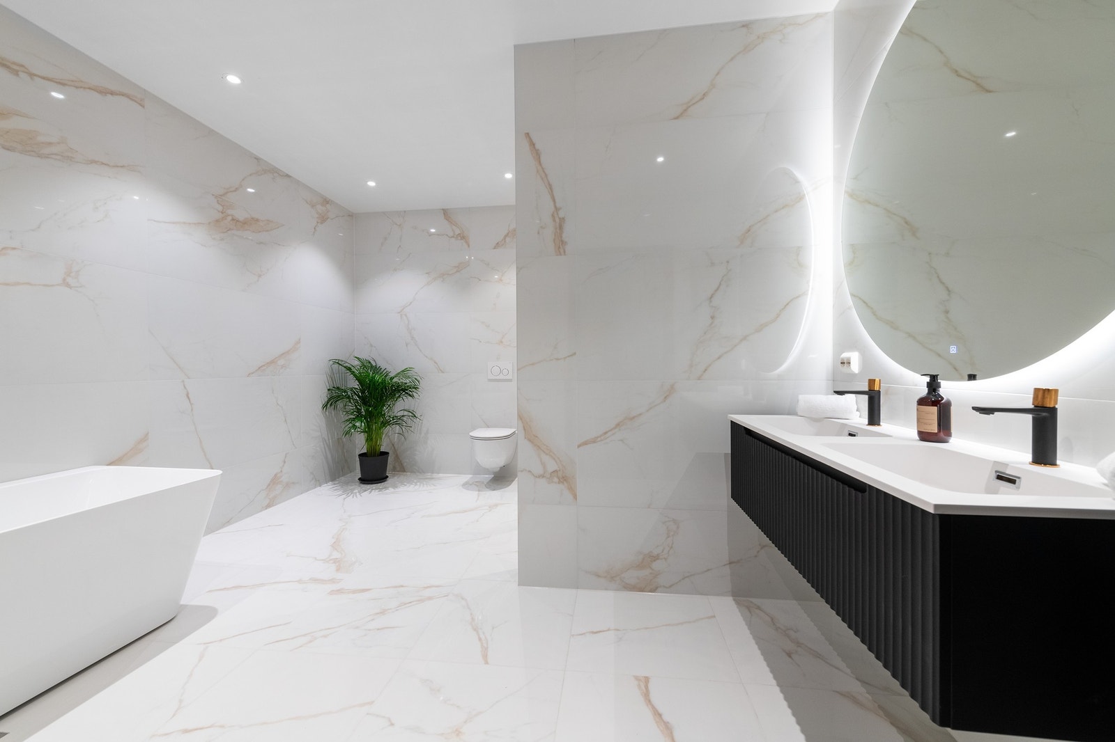 Stilrent bad med store fliser og dobbelvask Galleribilde