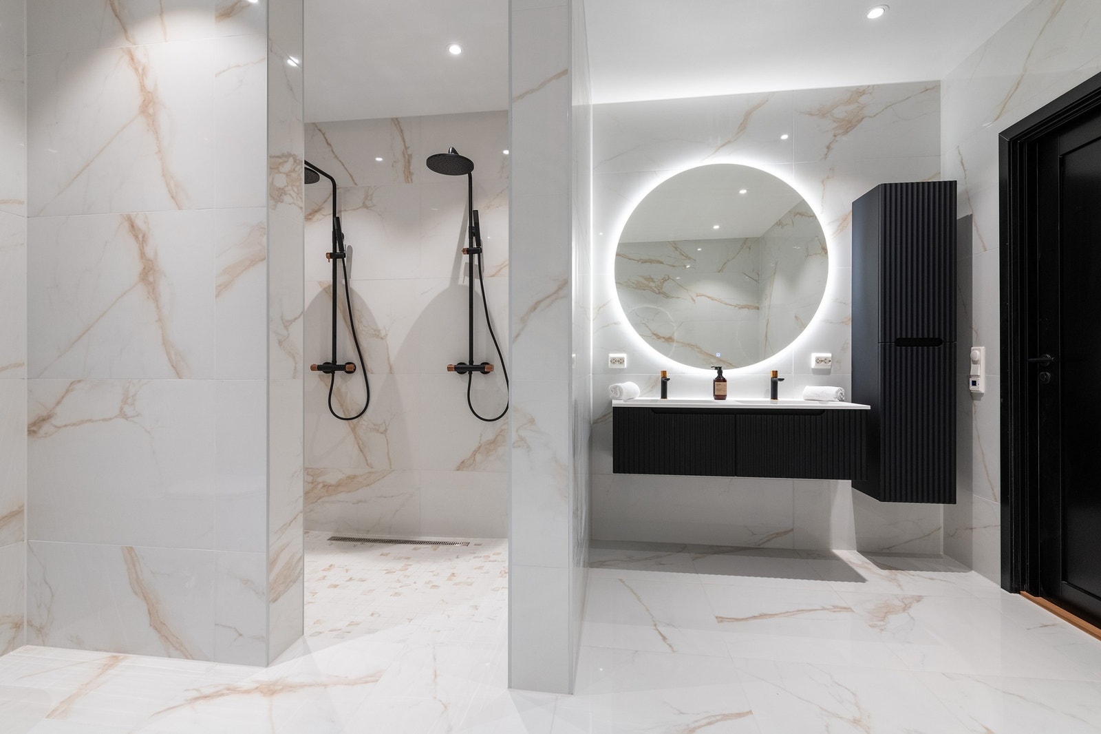 Dobbeldusj og servantinnredning med speil med innebygd belysning Galleribilde