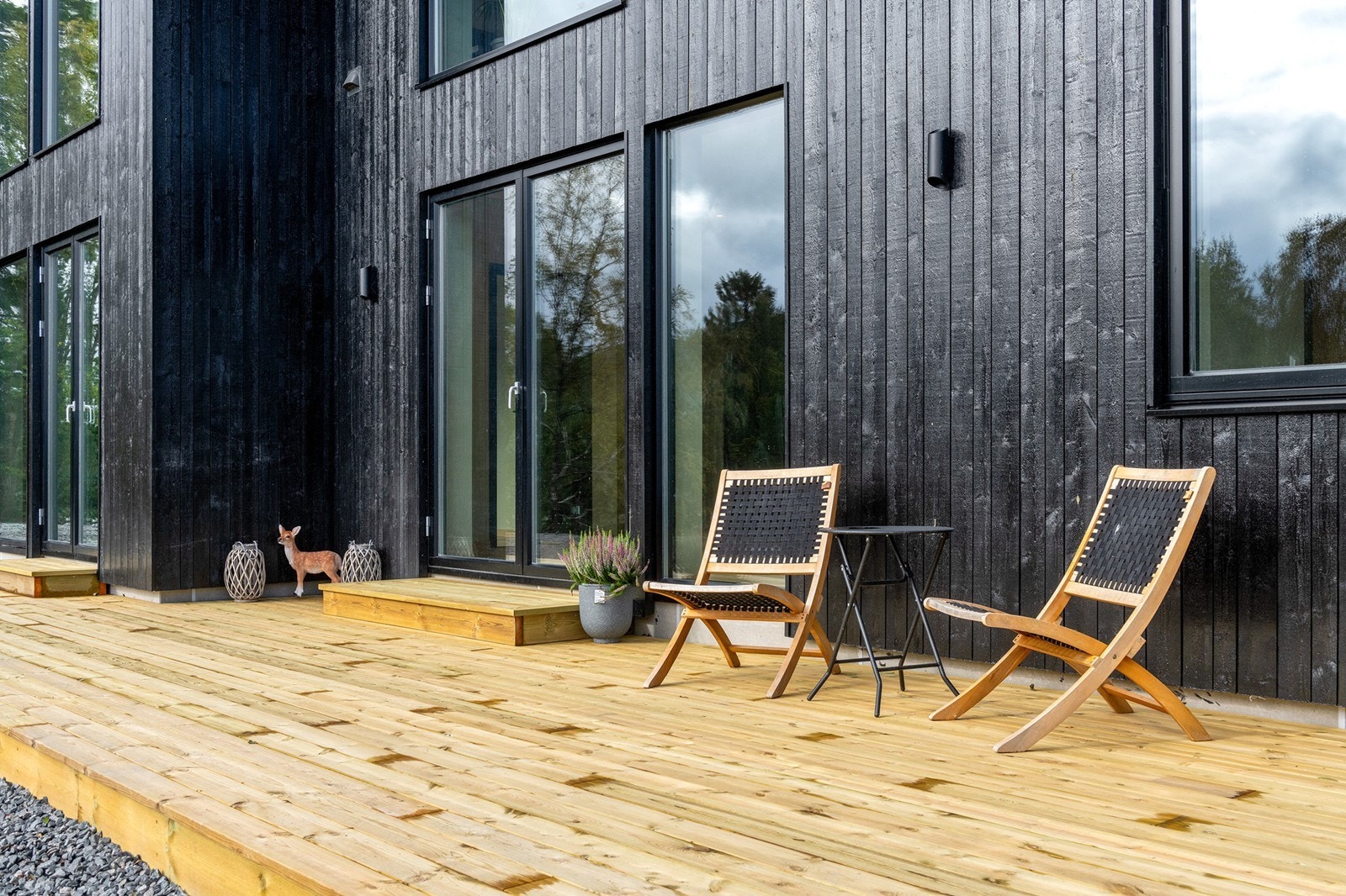 Terrasseplatting på 33 m² med gode solforhold og plass til utemøbler Galleribilde