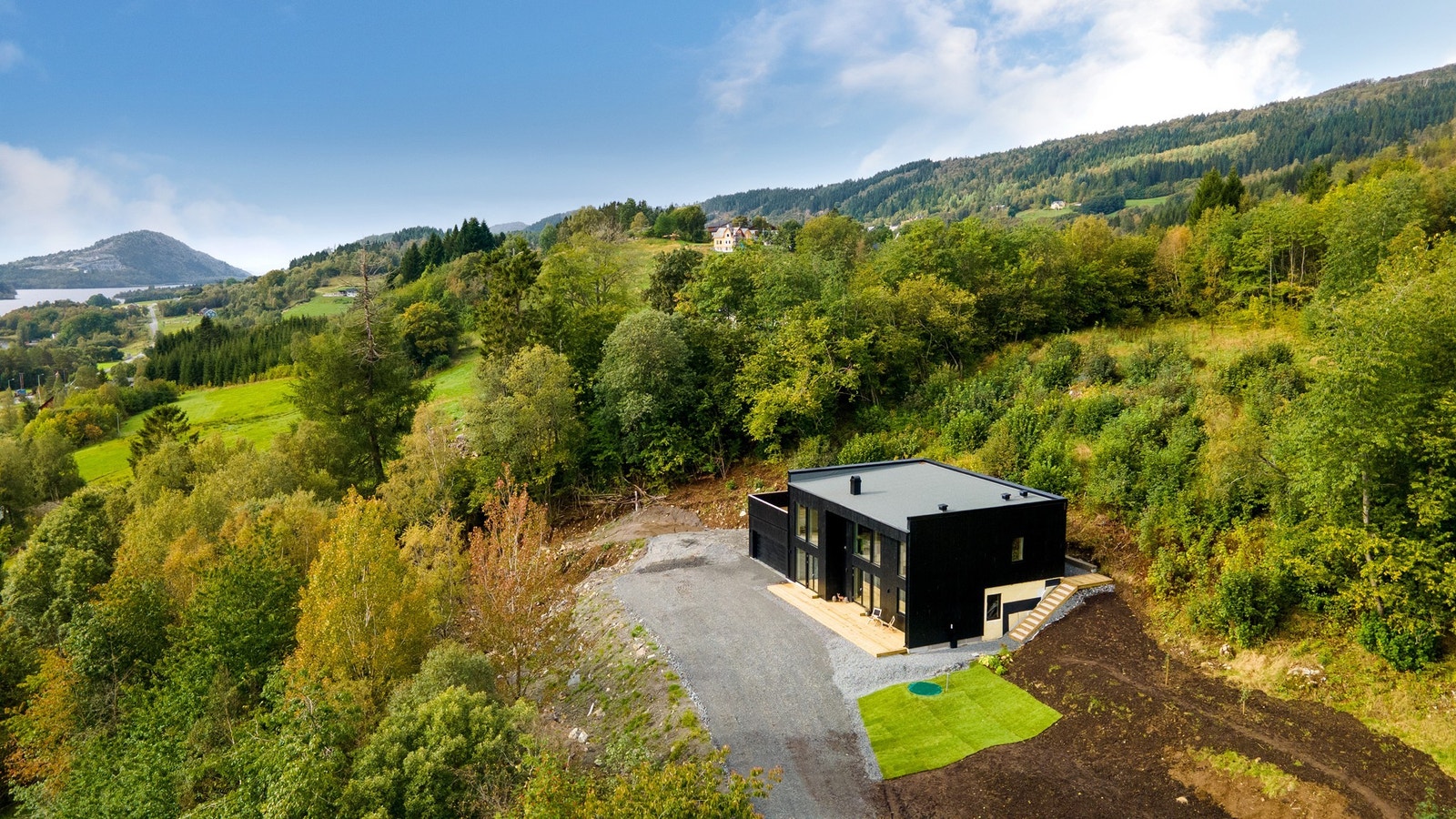 Boligen ligger usjenert til med gode solforhold Galleribilde