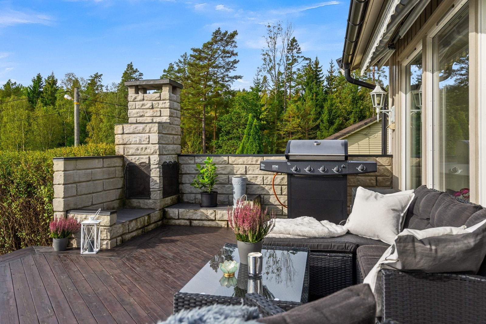 Direkte fra stuen kommer du ut på en flott uteplass med murt peis. Galleribilde