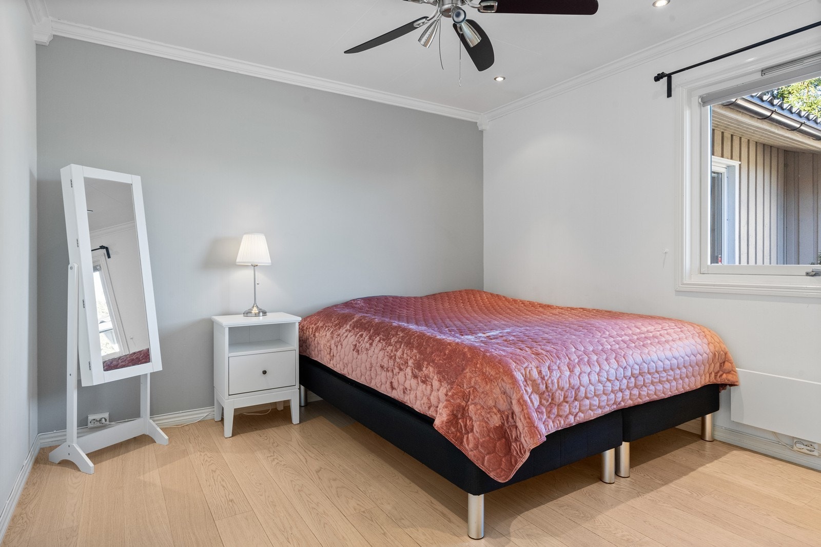 Soverom nr. 2 med god plass til seng og nattbord. Galleribilde