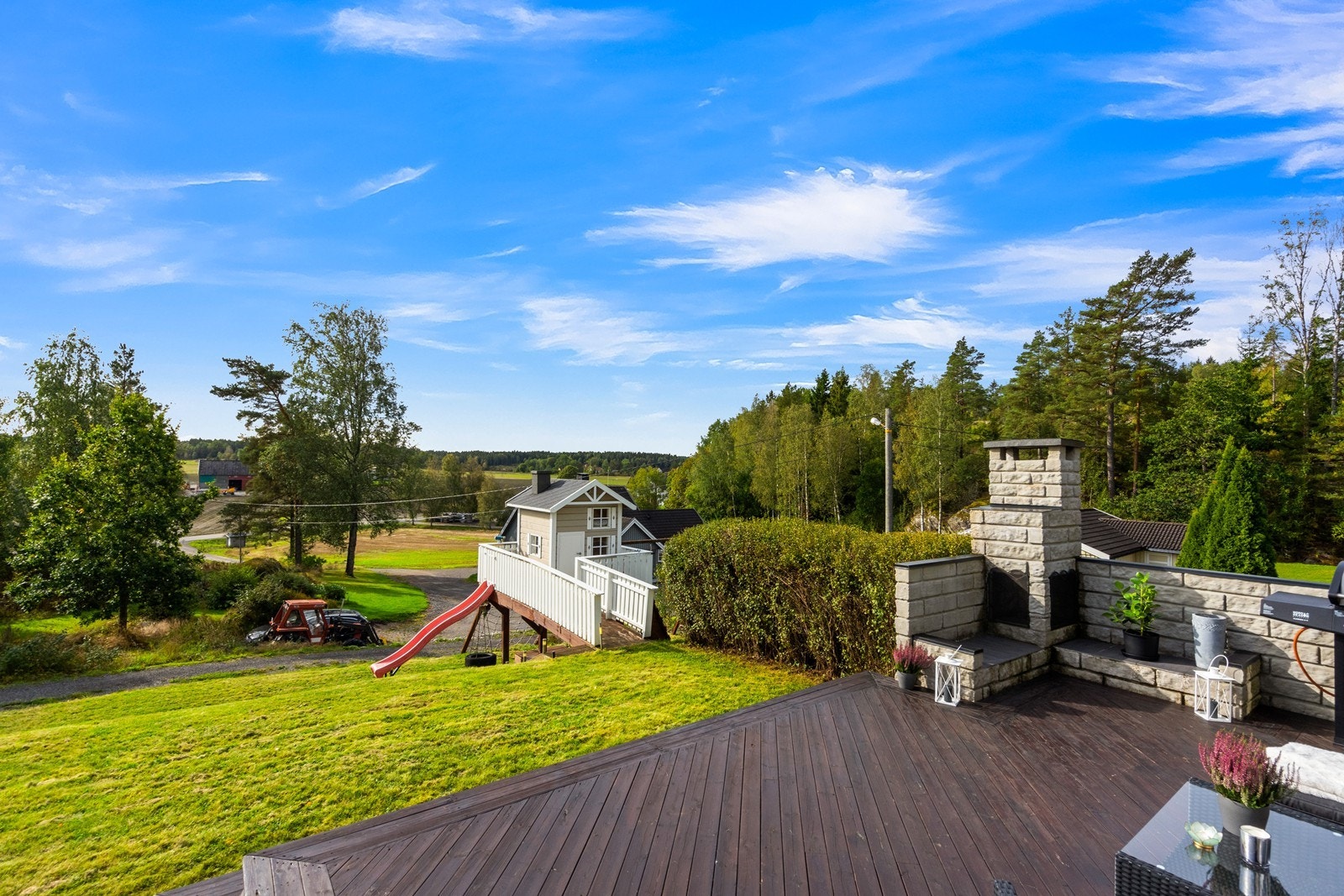 Fra terrassen får man en hyggelig utsikt mot natur og nærliggende områder. Galleribilde