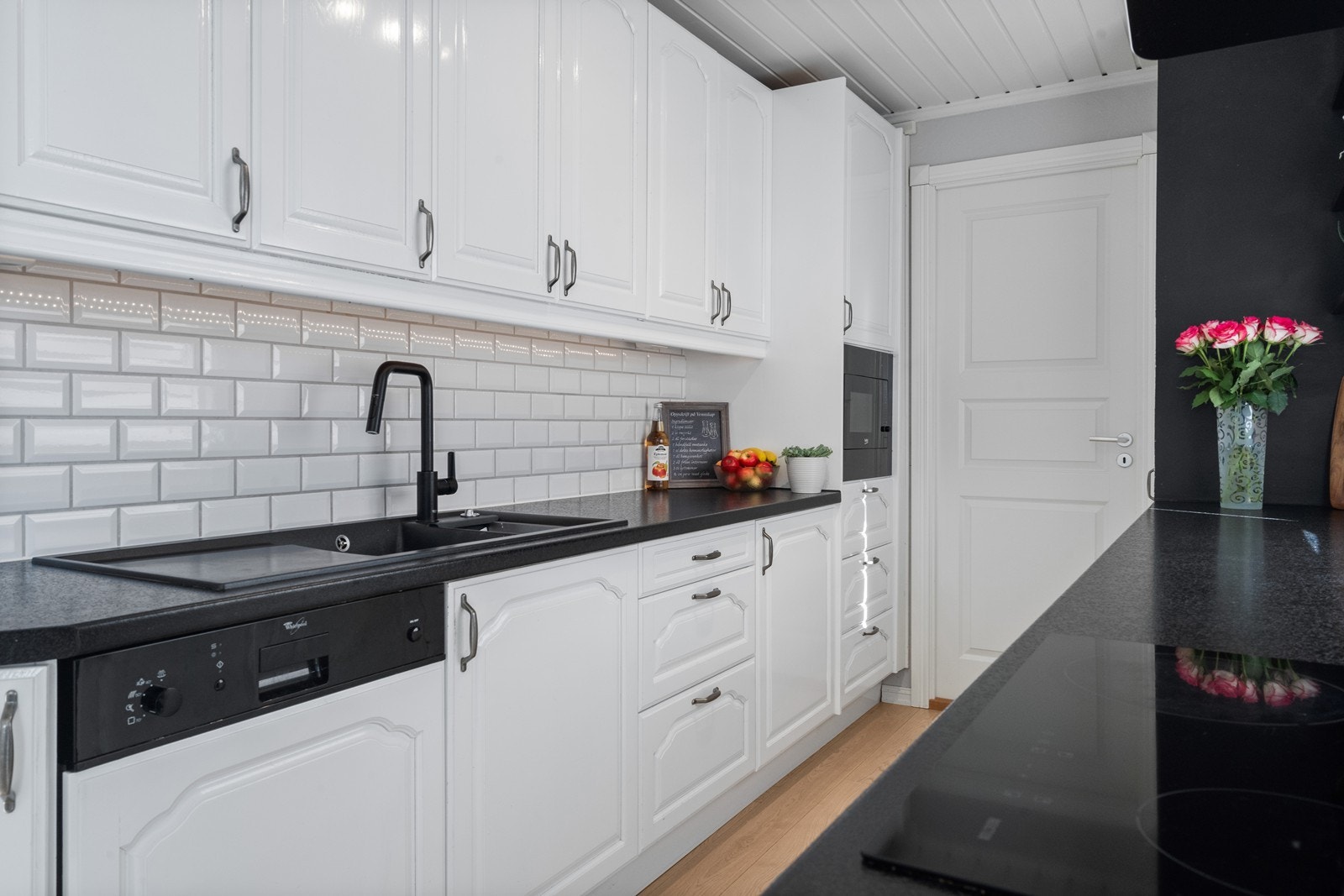 Kjøkkenet har profilerte fronter og laminat benkeplate. Integrert komfyr, platetopp, mikrobølgeovn, kjøl/fryseskap og oppvaskmaskin. Galleribilde