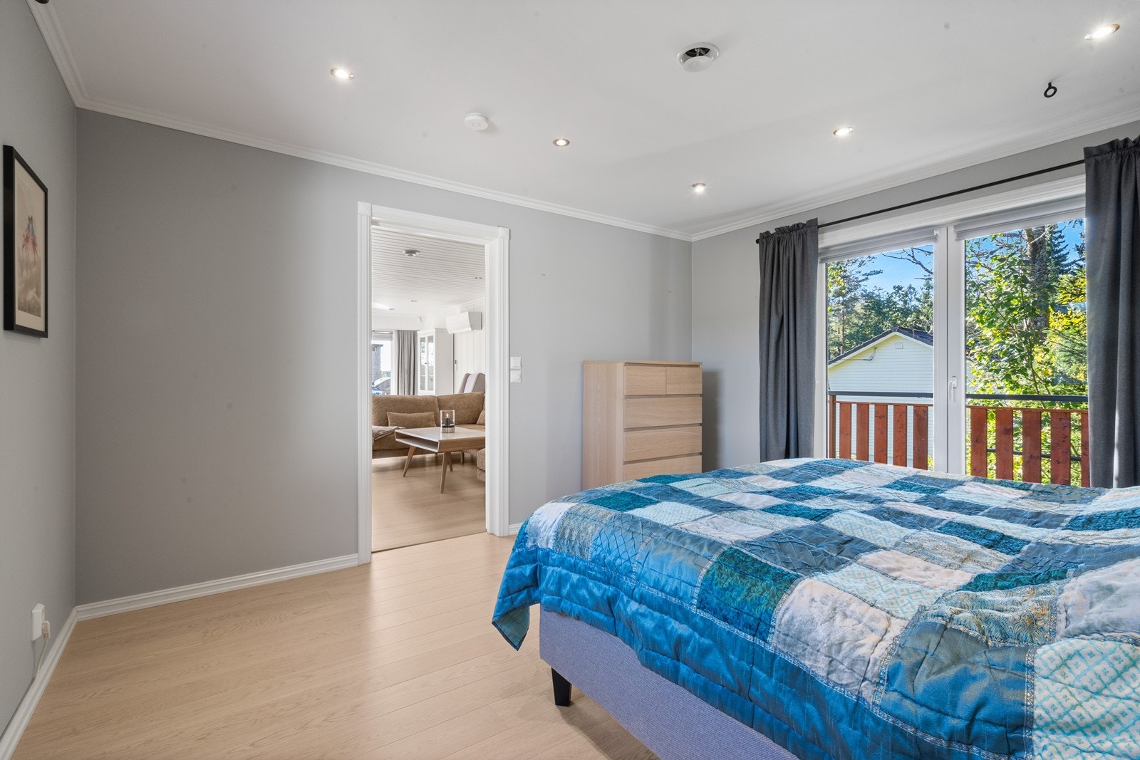 Fra soverommet er det direkte utgang til balkong. Galleribilde