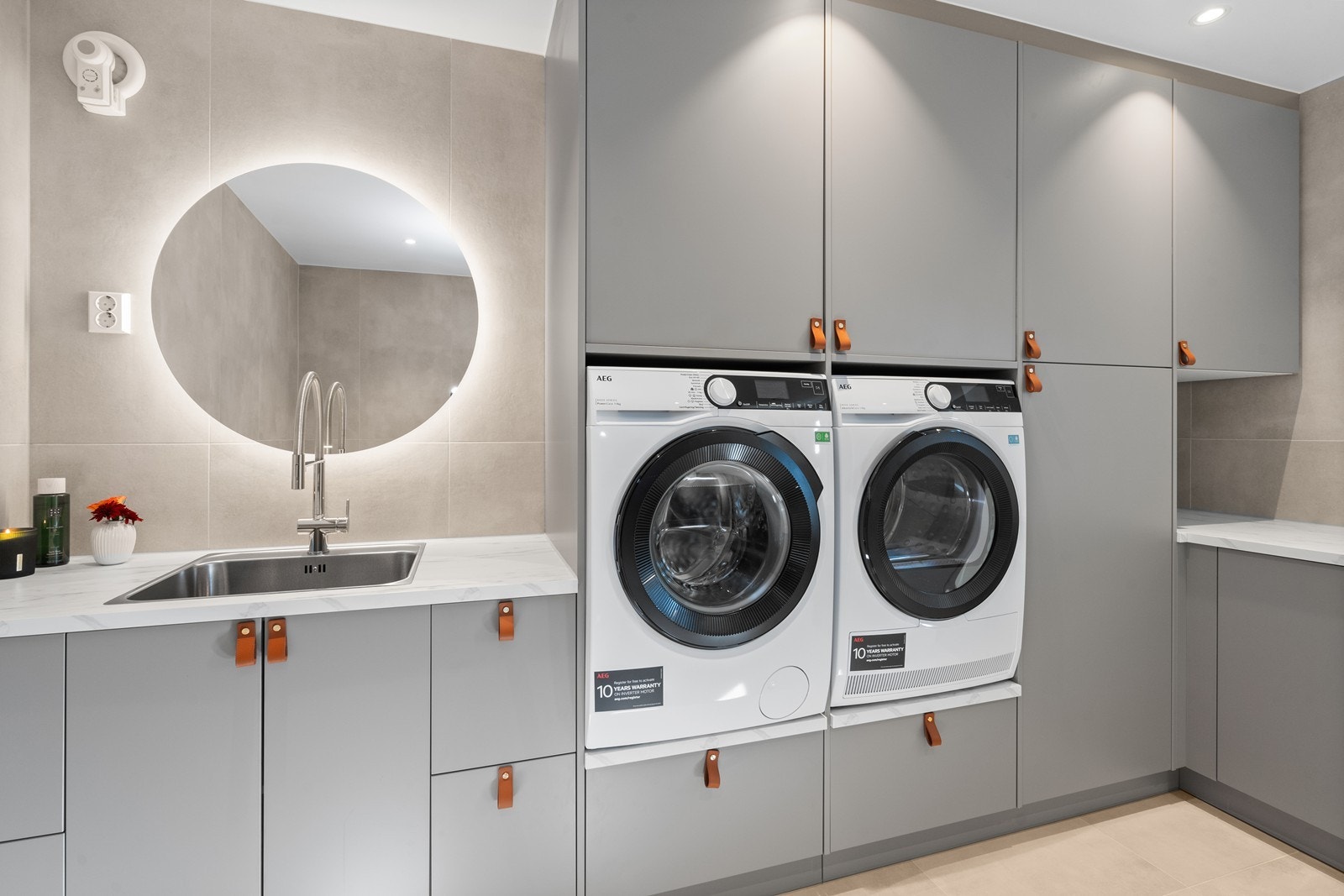 Rommet har smarte løsninger med mye oppbevaringsplass. Galleribilde