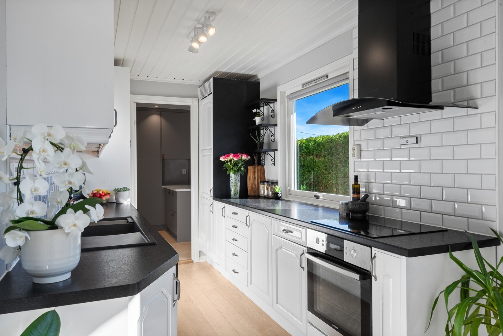 Fra kjøkkenet er det direkte adkomst til bad/vaskerom. Galleribilde