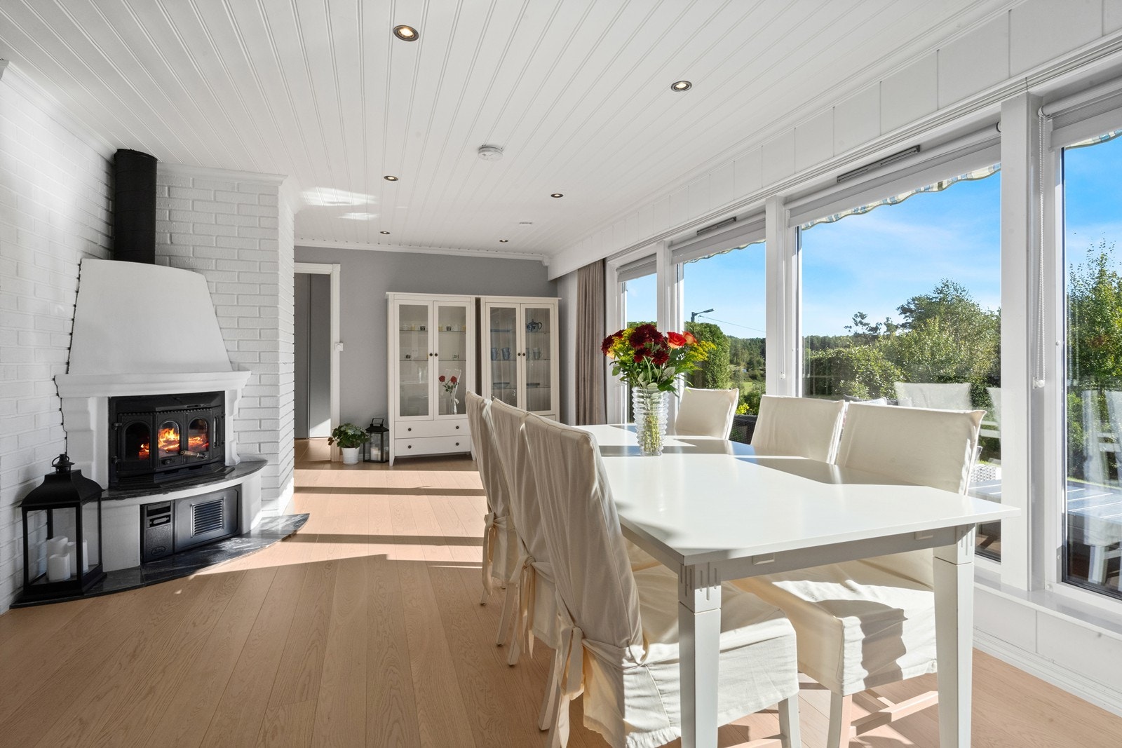 Det er et eget varmesystem som henter varme fra peis og transporterer varme til ulike oppholdsrom. Galleribilde