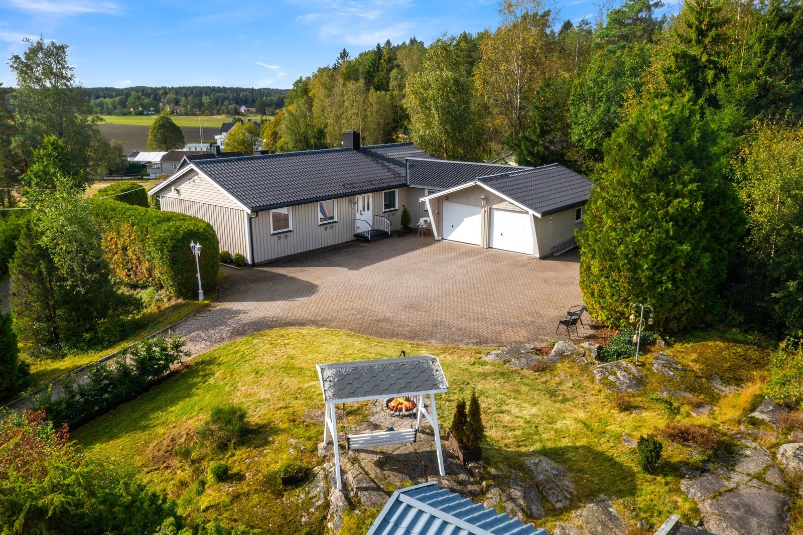 Boligen har integrert dobbelgarasje og ligger på en romslig tomt på hele 1 139 kvm. Galleribilde