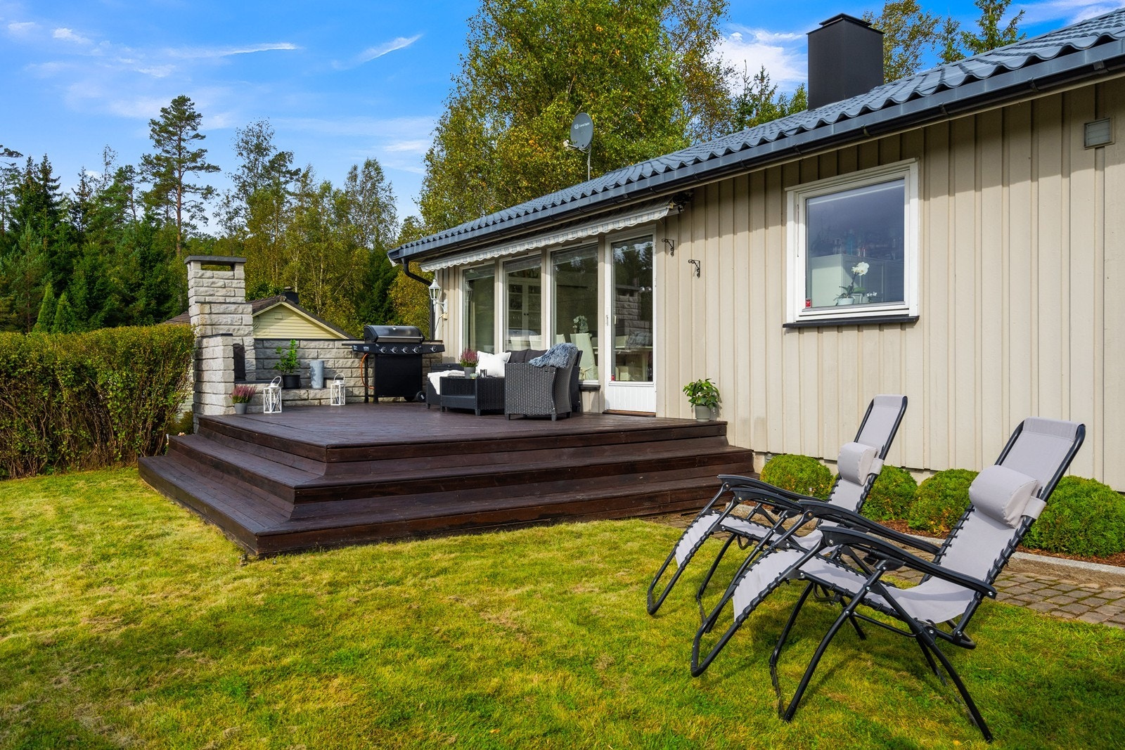 Terrassen er en naturlig forlengelse av hagen - perfekt for sosiale sammenkomster. Galleribilde