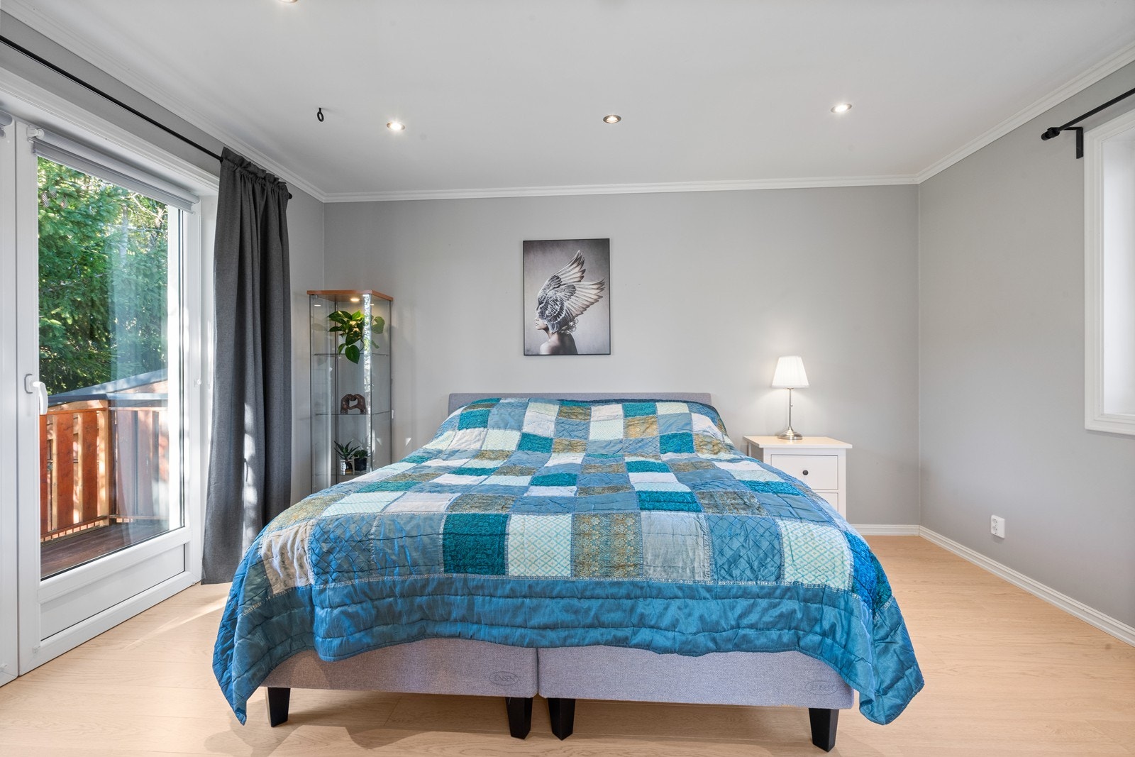 Hovedsoverom med god plass til dobbeltseng og nattbord. Galleribilde