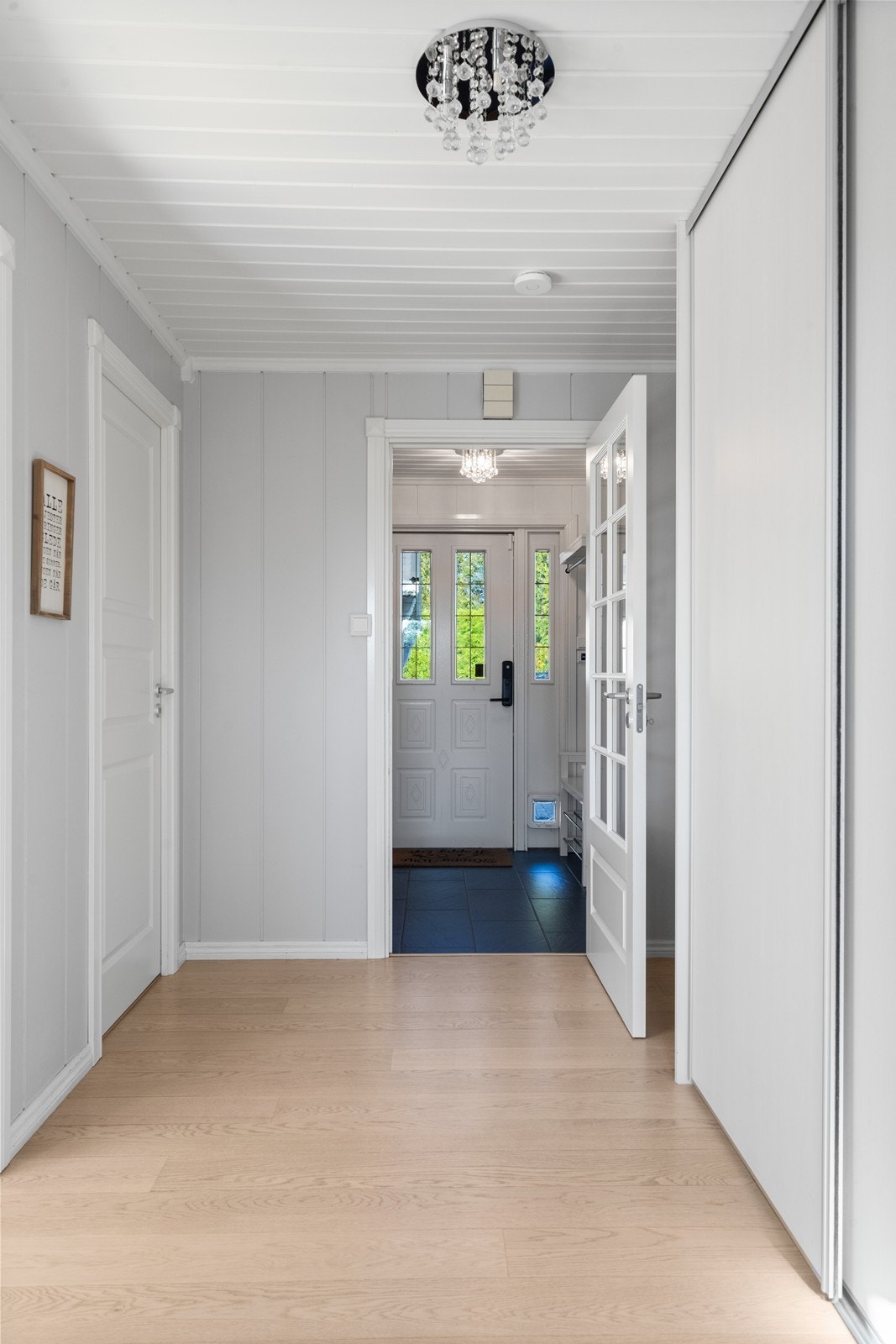 Velkommen inn - romslig entré med garderobeskap integrert i veggen. Galleribilde