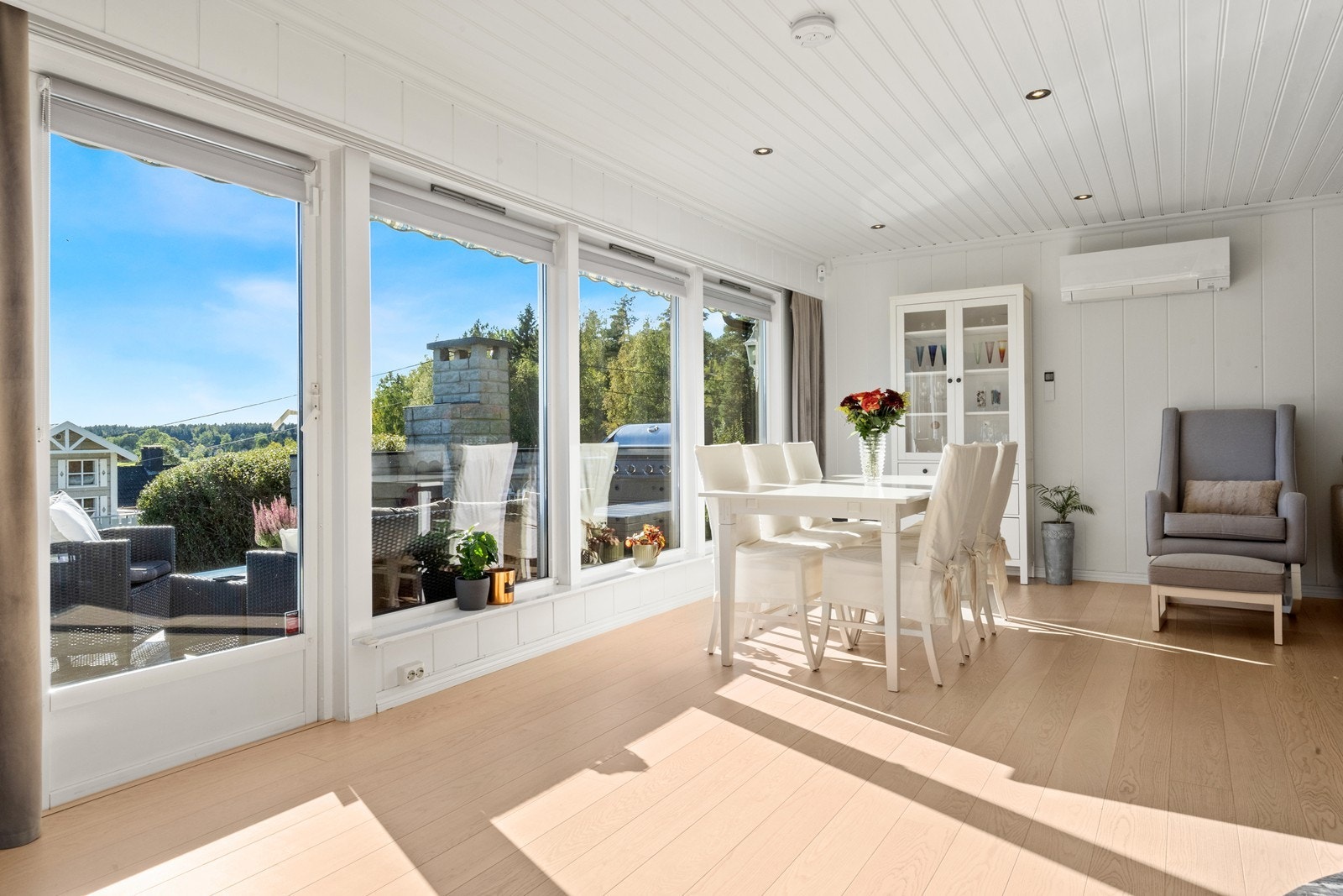 Luftig stue med store vindusflater gir godt med naturlig daglys. Galleribilde