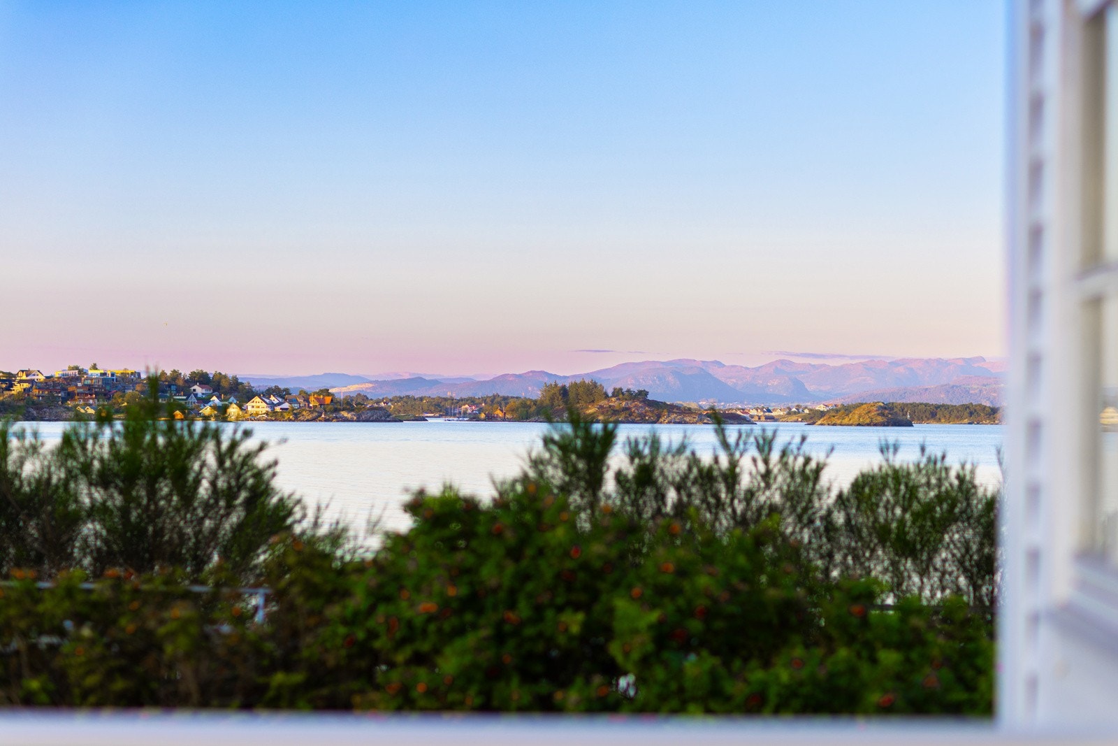 Nydelig sjøutsikt fra vindu og balkong. Galleribilde