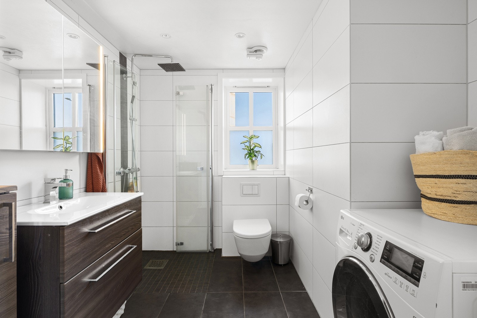 Badet er helfliset og har vindu med utsikt mot Vassøy. Galleribilde