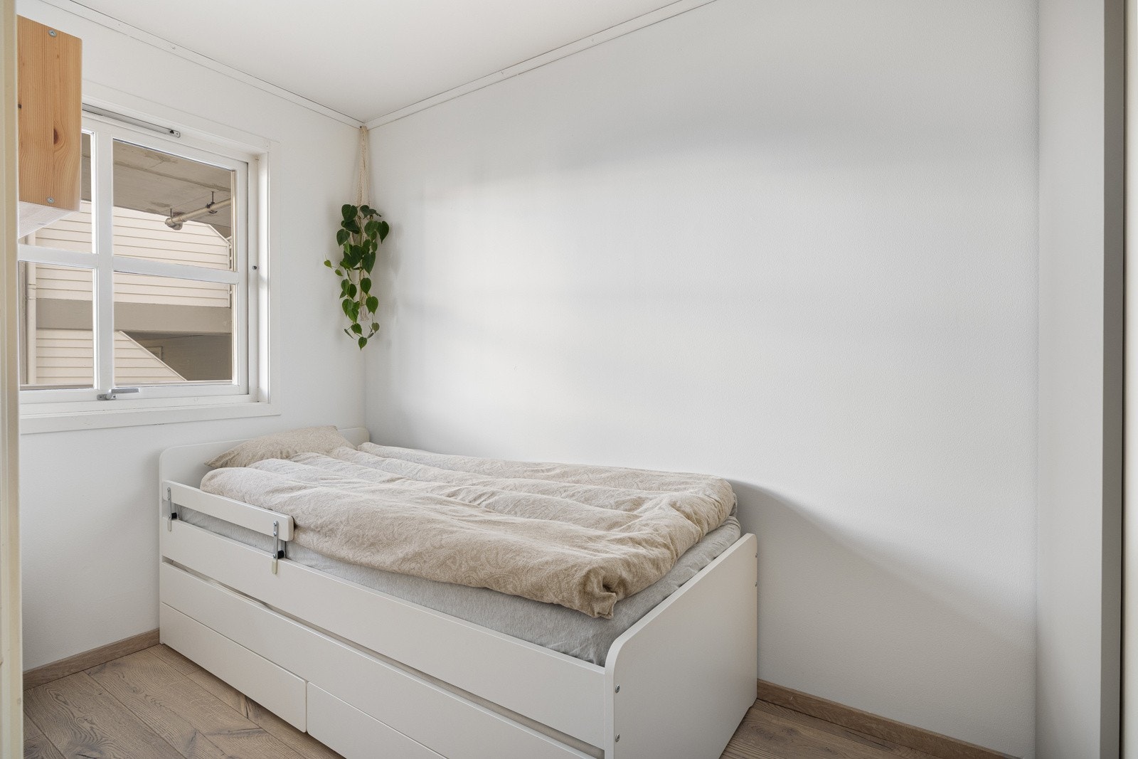 Soverom nr 2 med garderobeskap. Galleribilde