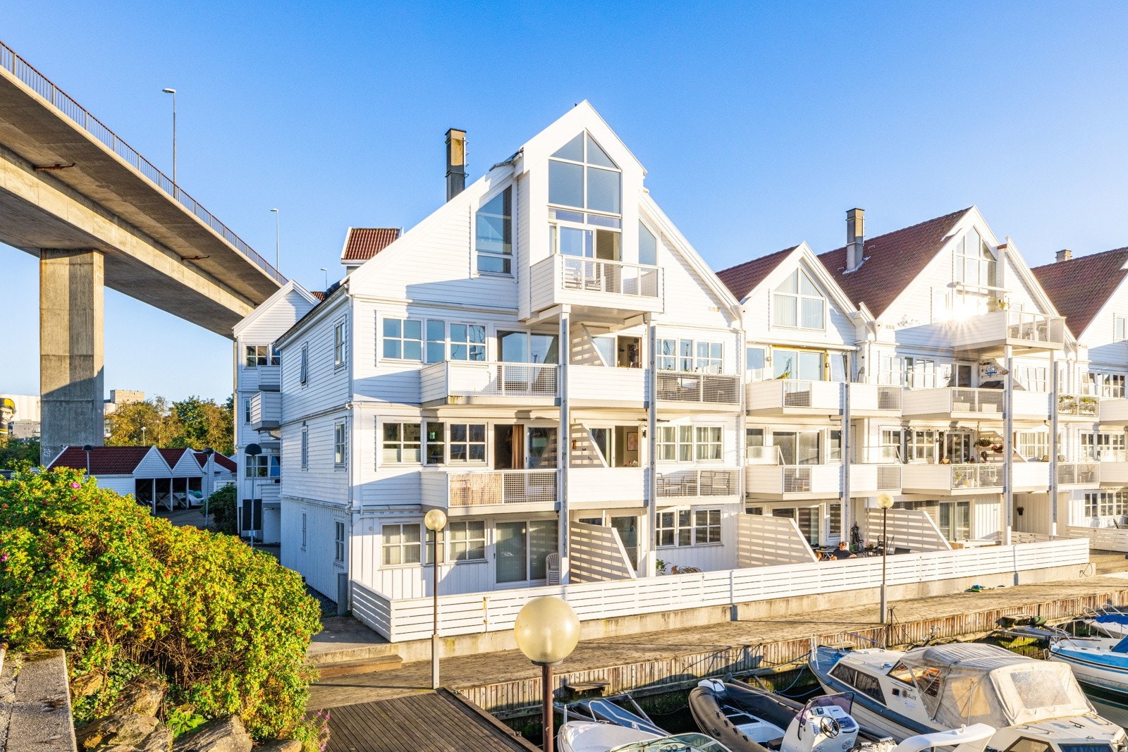 Som beliggende i første rekke mot sjøen, får du en sjelden kombinasjon av ro og utsikt. Galleribilde