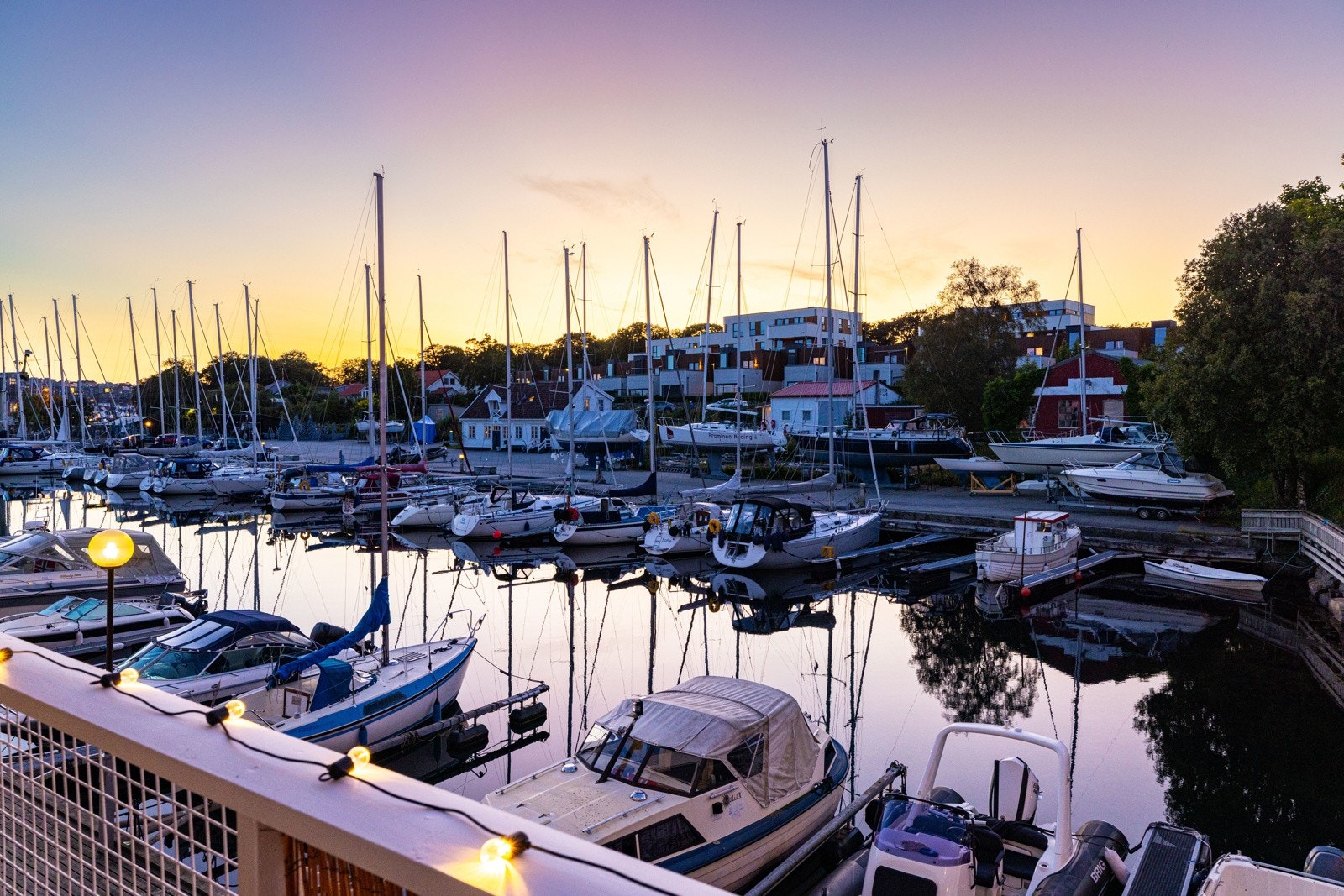 Hjørneleilighet med nydelig sjøutsikt beliggende i første rekke til sjø og brygge. Galleribilde