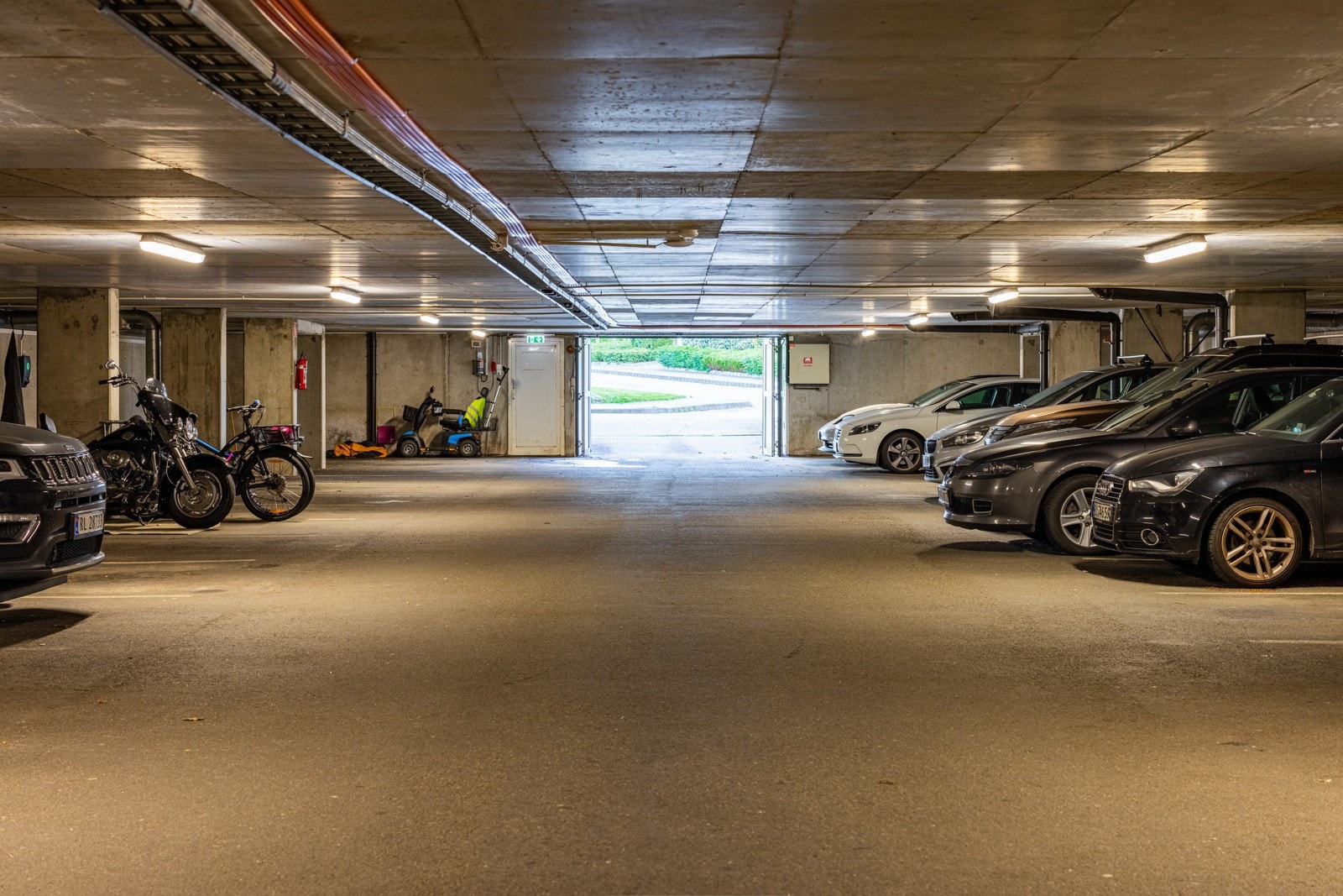 Leiligheten har medfølgende parkeringsplass i felles garasjeanlegg. Galleribilde