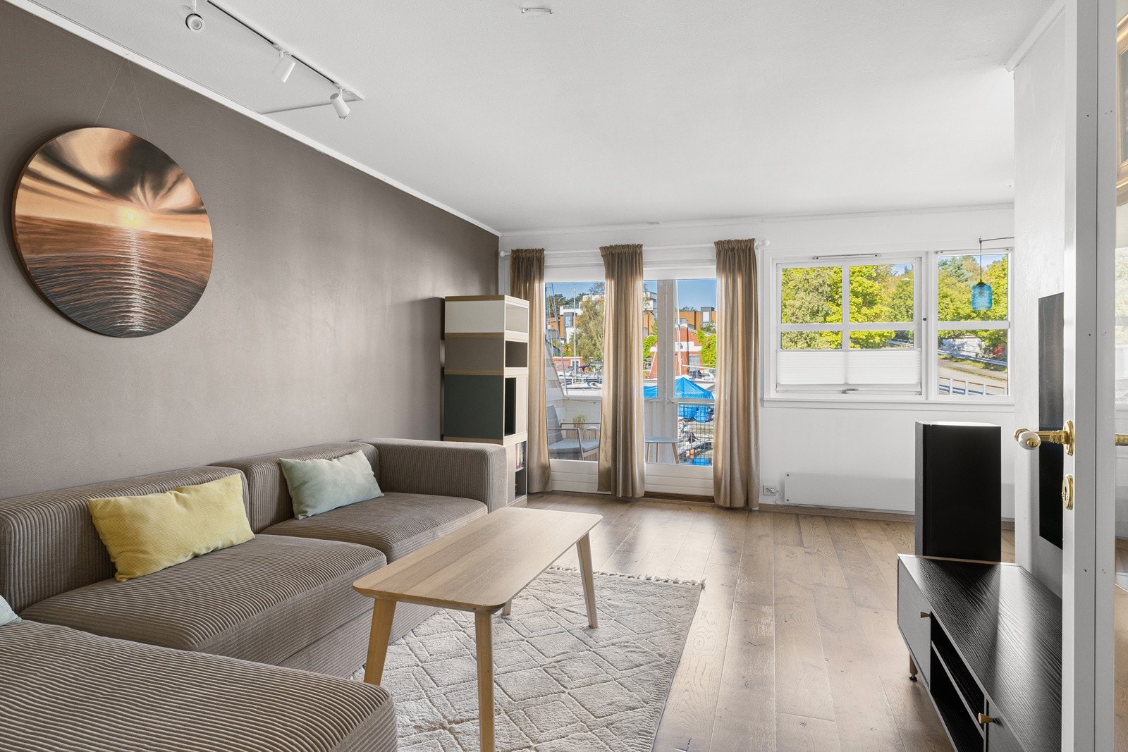 Leiligheten fremstår lys og innbydende. Godt med vindusflater som slipper inn rikelig med dagslys, og gir deg en fantastisk utsikt over sjøen. Galleribilde