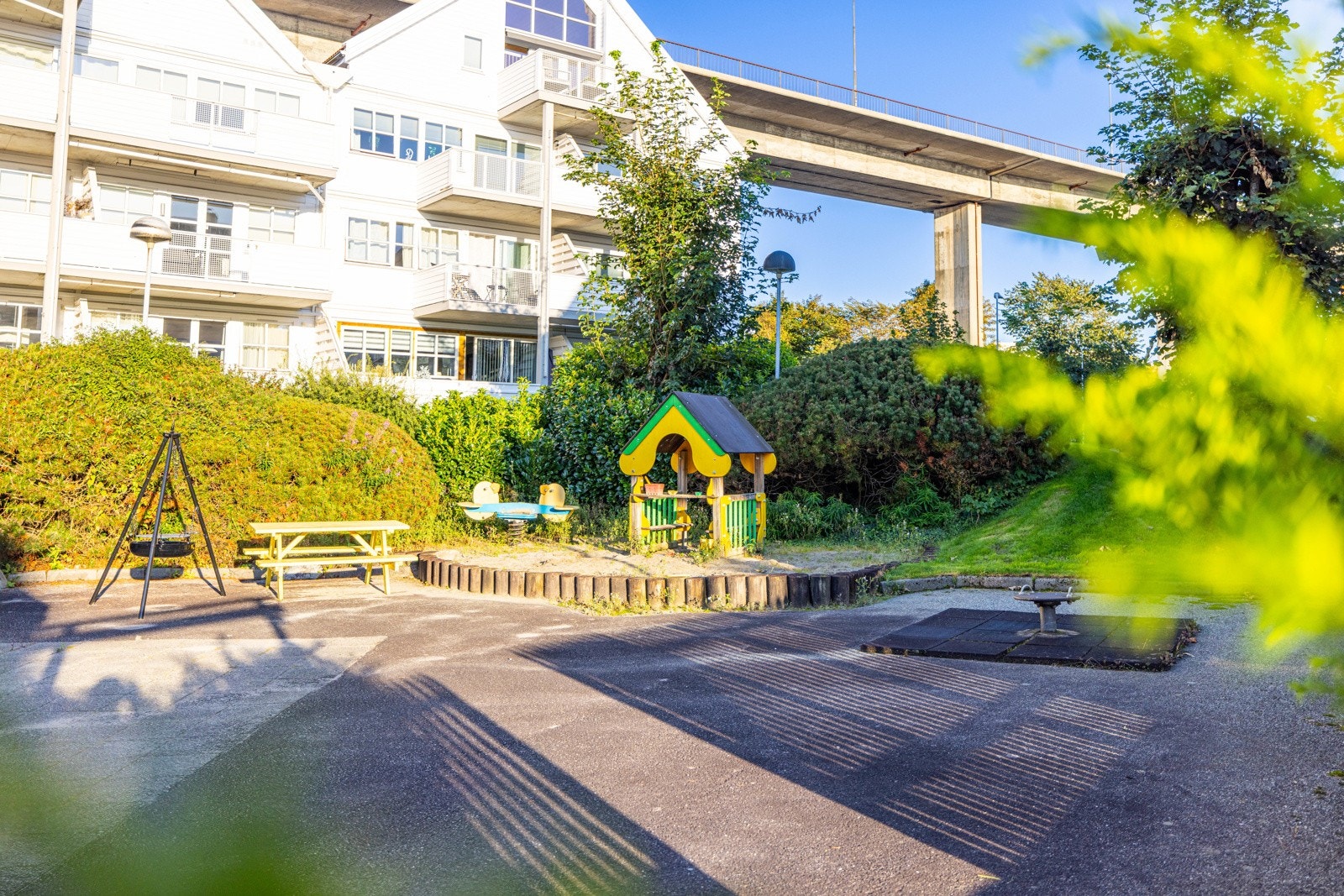 Sameiet er pent opparbeidet med lekeplass og sitteplasser. Galleribilde